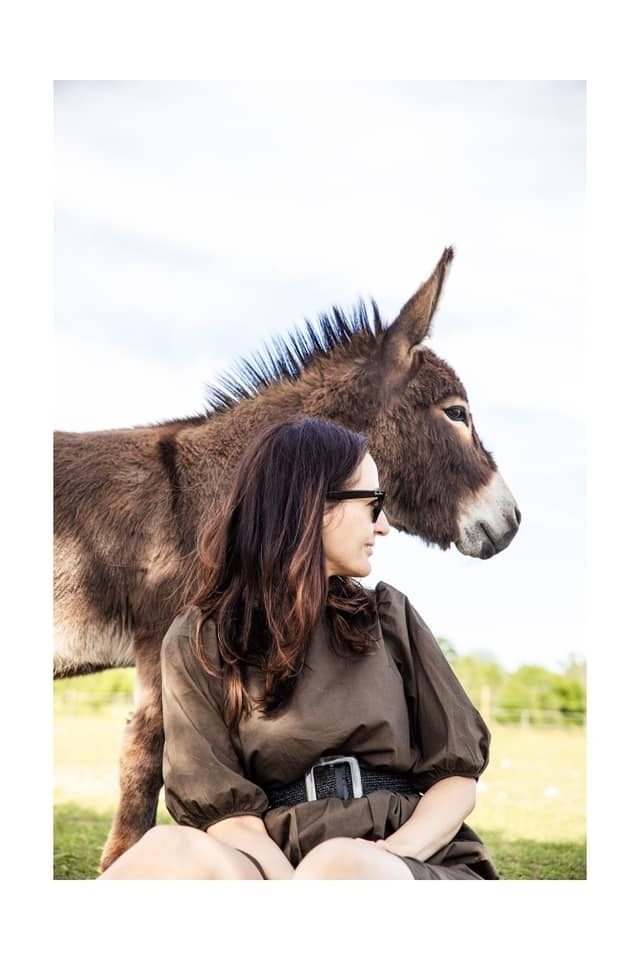 Ana-Maria Atonoaie femeia care a plecat din corporații de top pentru a veni la Calafat să îngrijească animale abandonate