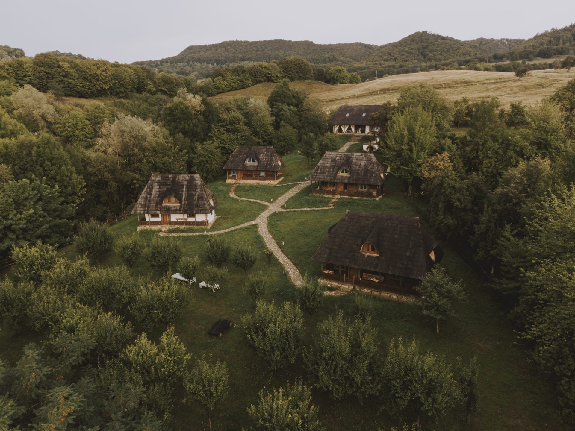 „Albastru și Origini”, noul sat apărut pe harta turismului românesc, după ideea a doi tineri îndrăgostiți de natură, de vechi și de experiențe
