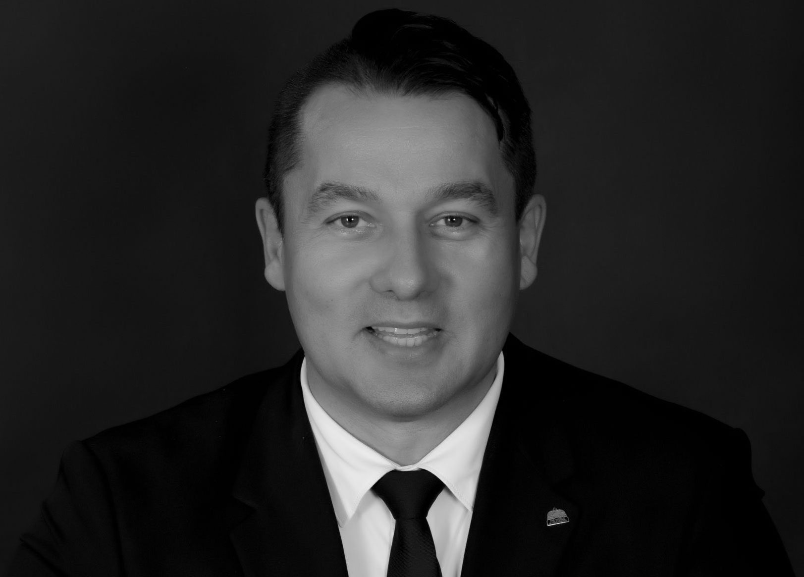 De la Bacău la comanda unui vas de lux: Povestea românului Mihai Olaeriu, hotel director pe mări și oceane
