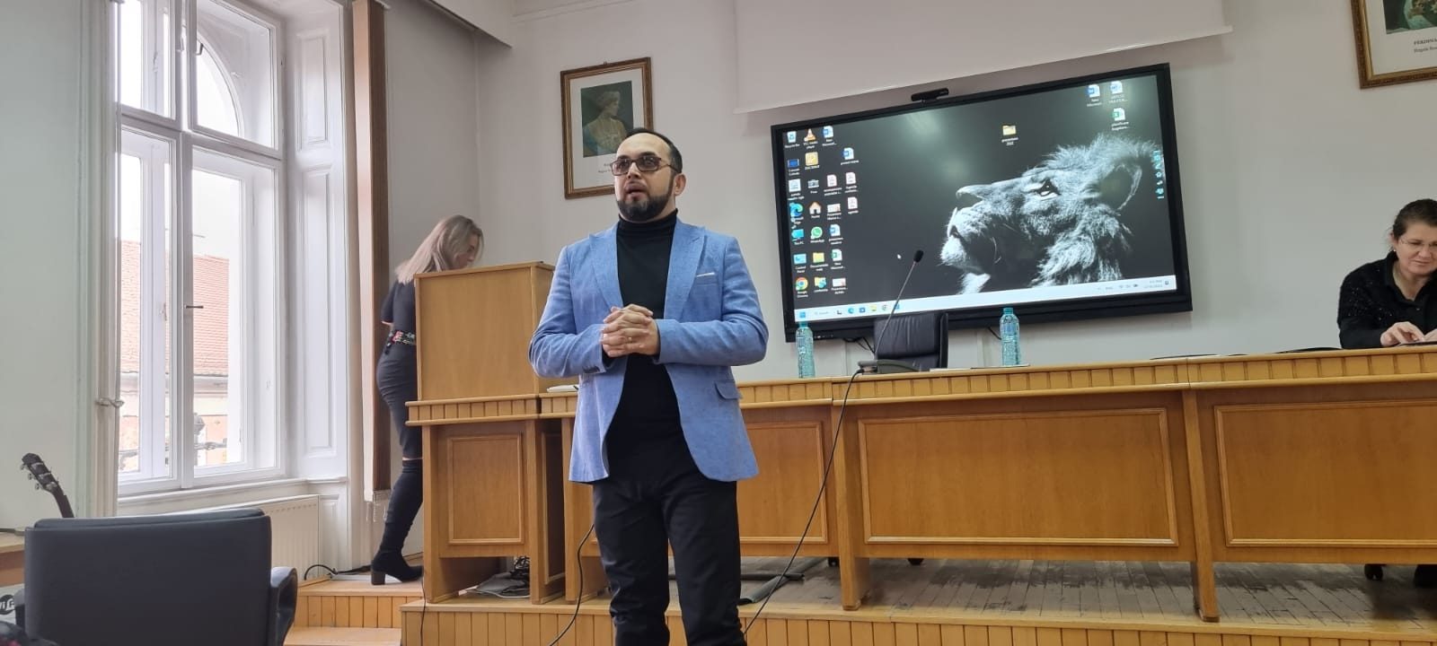 A fost lovit de nenumărate ori din cauza etniei rome și a deficiențelor locomotorii și de vedere. Cum a reușit doctorandul Daniel Caraivan să se ridice de fiecare dată