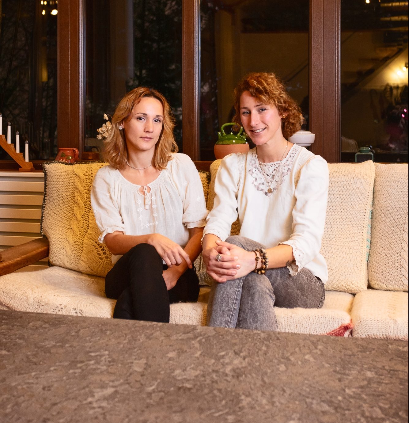 Cum o cabană construită după Revoluție a devenit Fairytale Villa, o bijuterie în mijlocul naturii? Povestea gemenelor care au transformat visul familiei într-un refugiu unic pentru turiștii străini