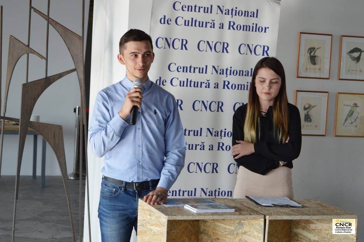 Povestea unui rom crescut fără prejudecăți: Daniel Samuel Petrilă și lupta sa pentru acceptare. De ce luptă să fie văzut dincolo de granița etniei? Și cum a transformat obstacolele în oportunități: „Tu n-ai voie să greșești fiind țigan”