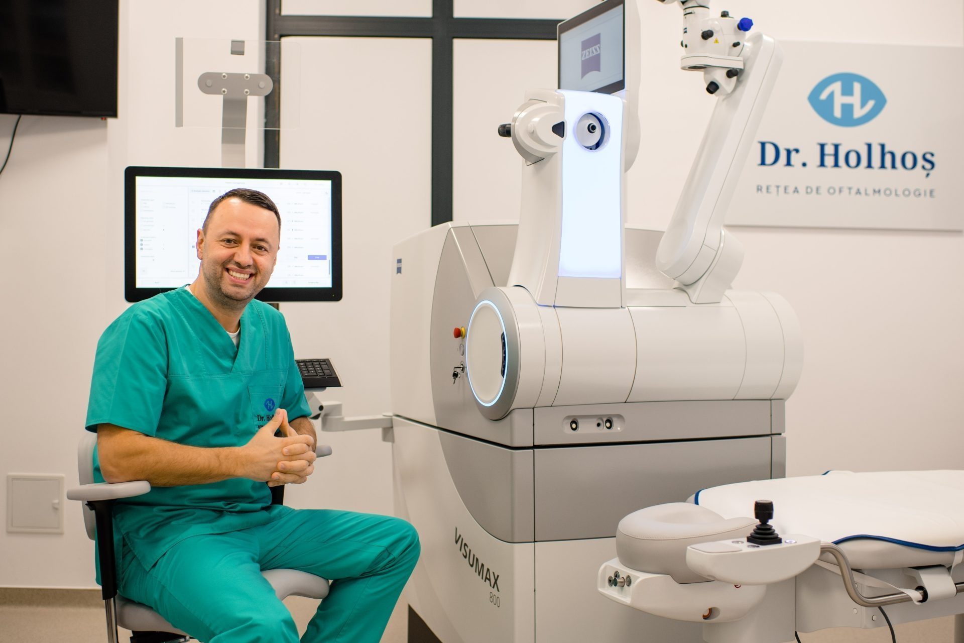 A pornit de la vânzarea de ochelari și a ajuns doctorul ce operează 66  de cazuri pe zi. O poveste inspirațională prin ochii  chirurgului oftalmolog Teodor Holhoș