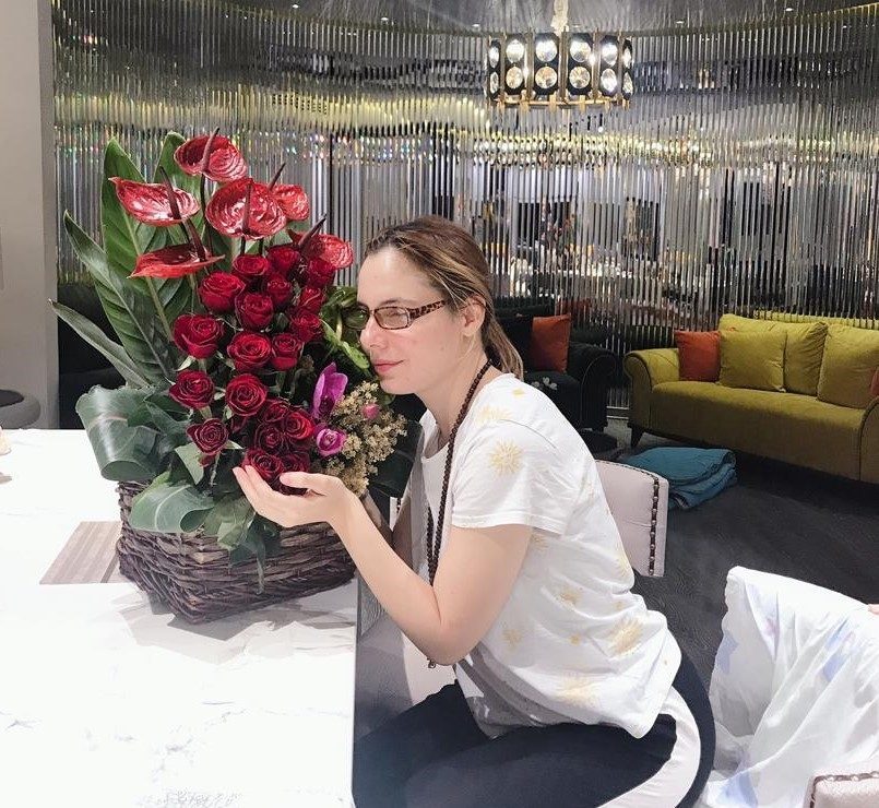 A venit pe lume fără vedere, iar acum pătrunde în sufletele oamenilor. Sara Esterabadeyan s-a născut în București, dintr-un tată iranian și o mamă româncă, vorbește persană, gândește în engleză și adesea răspunde în limba lui Eminescu