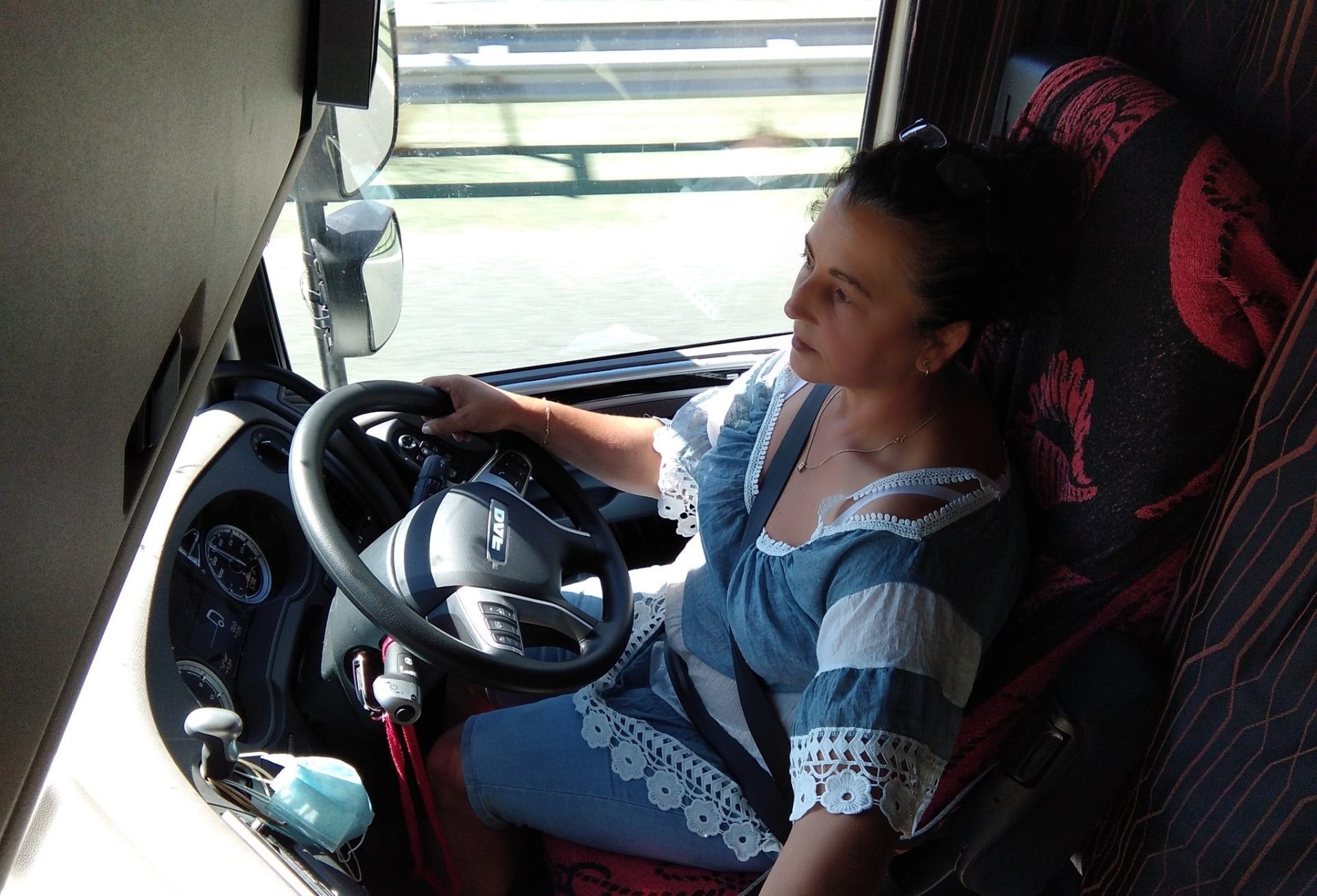 Cum arată viața unei șoferițe de TIR: Adriana Mureșan a plecat în Spania pentru a-și urma visul ce părea imposibil în România