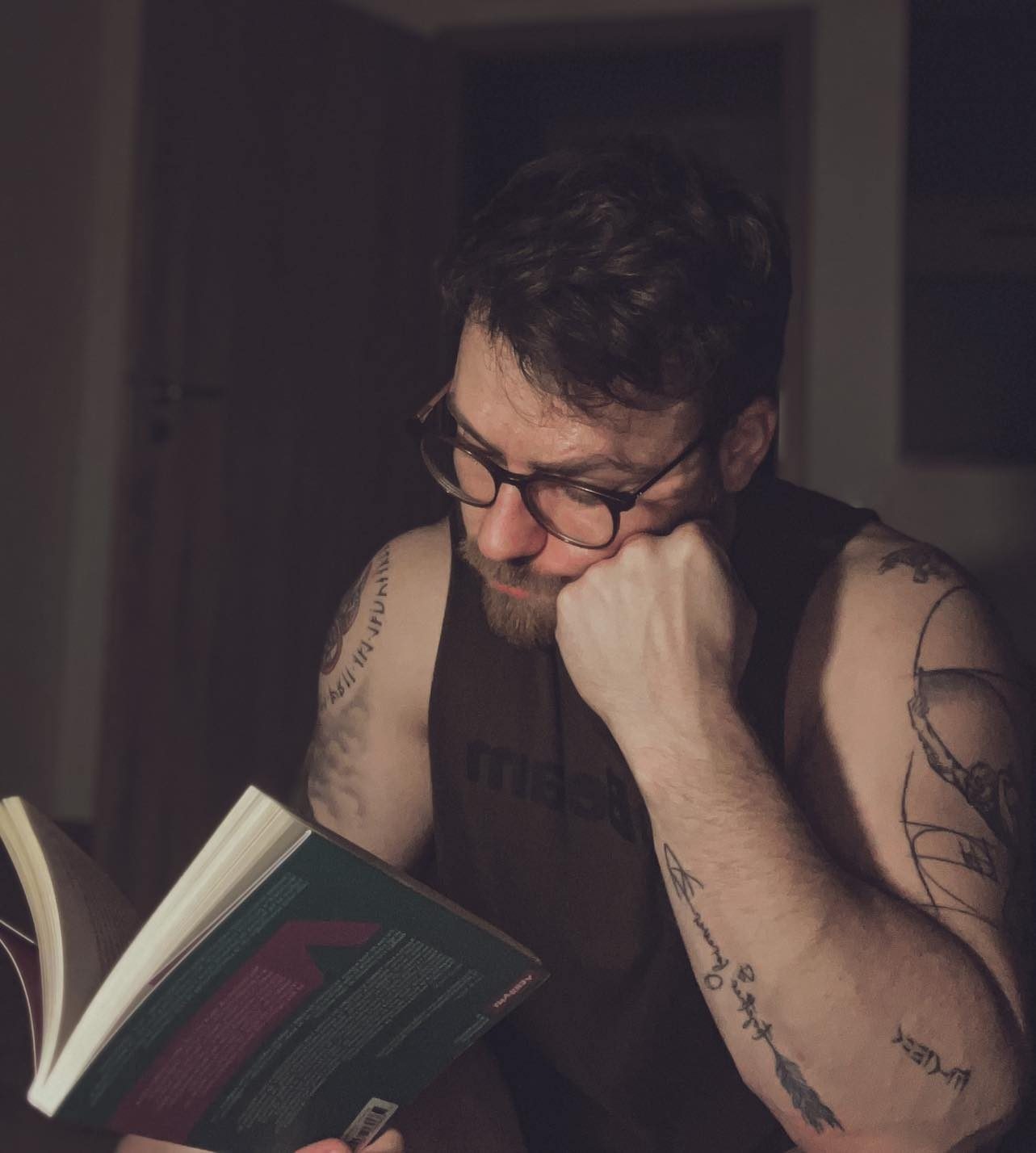 Povestea unui tânăr judecător cu tatuaje: cum îmbrățișezi schimbarea și de ce nu ar trebui să te oprești niciodată din căutare? Adrian Chiper: „Mă iubesc pe mine îndeajuns de mult încât să ştiu când greşesc şi să îmi pară rău”