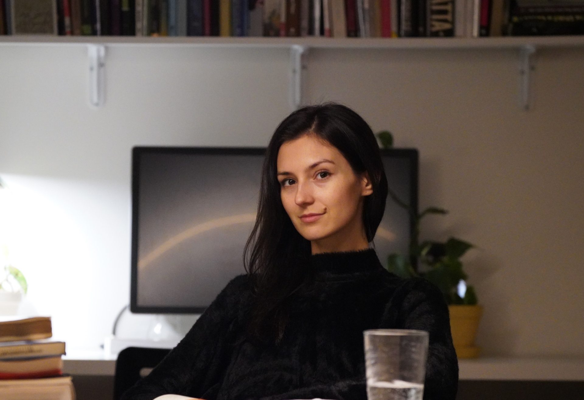 S-a născut în Galați, a învățat la Oxford, s-a dezvoltat în Berlin și acum trăiește în New York. Adriana Blidaru: „Schimbarea e singurul lucru constant din viața noastră”