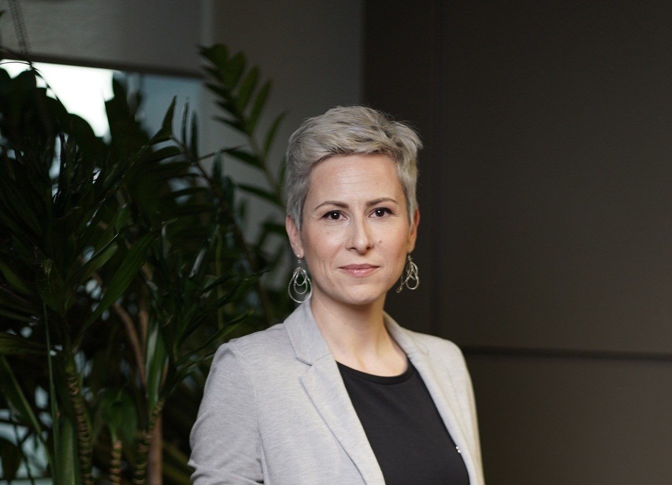 „Cred că uneori femeile își pun singure obstacole, așteptând să fie 120% pregătite pentru a face un pas în față” – Alina Rus, Vice-Președinte & CFO Raiffeisen Bank România