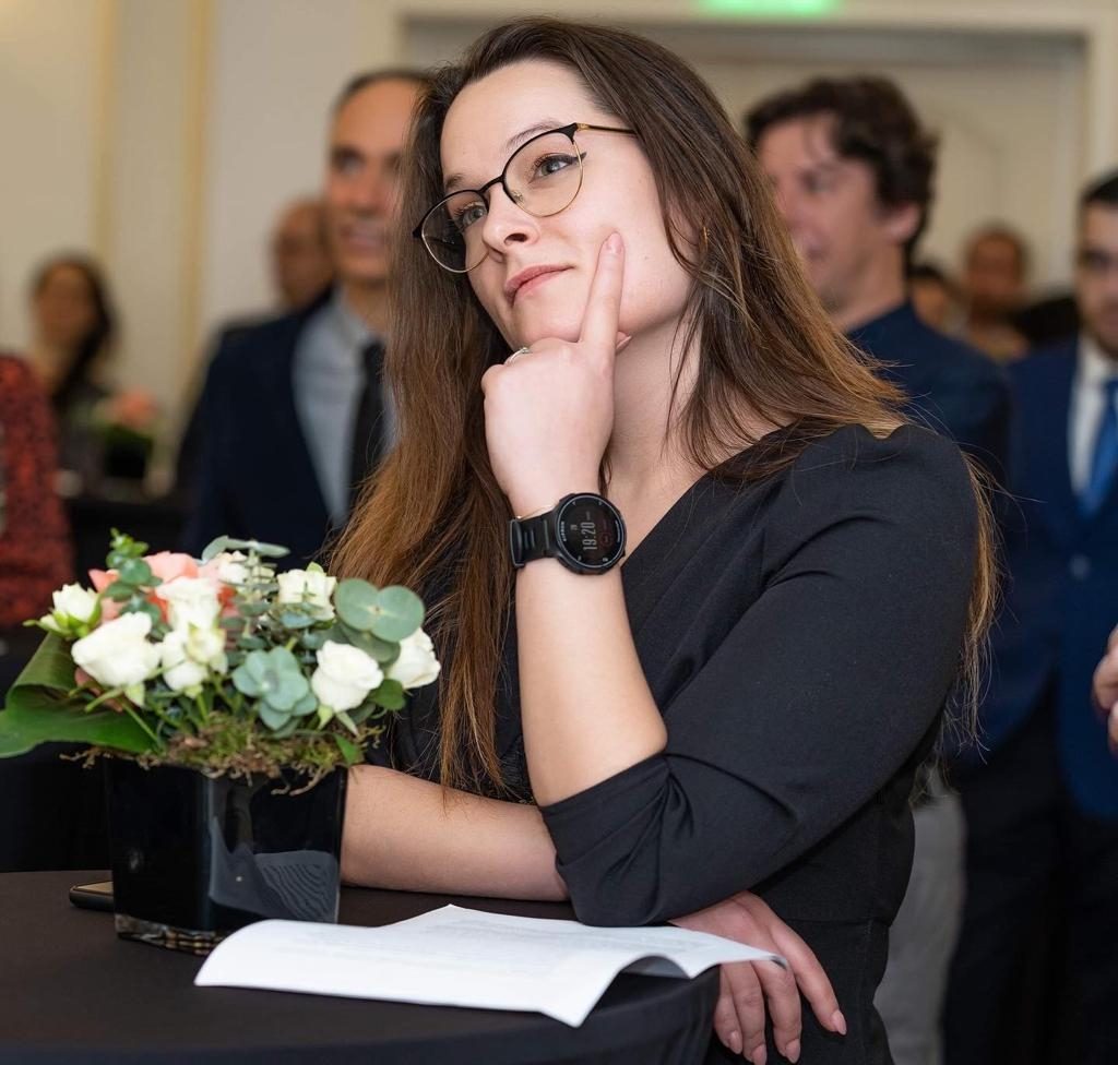 „Îmi spun orfan privilegiat. Suntem cea mai rară categorie din lume!” Cine este Ana Vlădescu, absolventă de criminologie, psihologie și securitate globală, precum și coordonator de proiect la Terre des Hommes