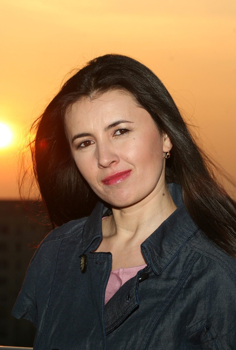 „Vin dintr-o cultură orientală, unde femeia este baza. Fără ea nu se învârte nimic în casă”. Drumul ei ar putea părea plin de incertitudine, dar pentru ea, e firescul vieții. Cine este Zuleiha Socaciu și de ce s-a întors la catedră pentru a le fi copiilor, pe rând, mamă, prietenă, soră, consilier sau coechipier