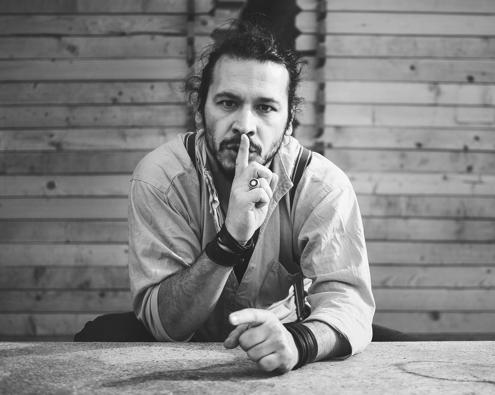 IT-ist cu un job mult-râvnit într-o corporaţie, și-a dat demisia fără să aibă vreo idee despre viitor. Astăzi este actor, coregraf și director de festival de teatru non-verbal. Paul Cimpoieru: „Am avut curajul să mă provoc, poate de-aia am şi ajuns aşa, en retard, la teatru, la 27 de ani”