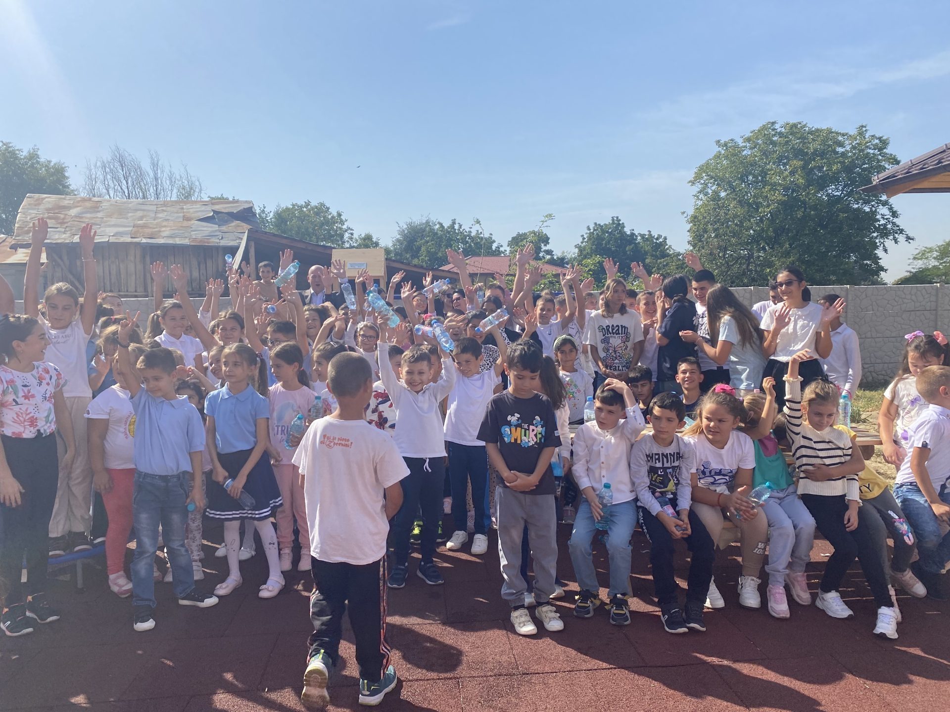 Educație de excepție în inima satului: de la clopoțelul ce sună „I want to break free”, la mobilizarea unei întregi comunități în jurul școlii, capabilă să schimbe destinele copiilor