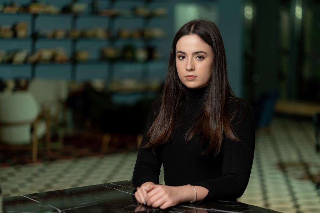 Are doar 18 ani și este deja antreprenoare de succes. Cum a ajuns Maria Drăgulescu să dezmintă prejudecata vârstei? Împreună cu prietena ei cea mai bună au pus bazele unui start-up, Reciclon, ce își propune să eficientizeze procesul de colectare selectivă a deșeurilor