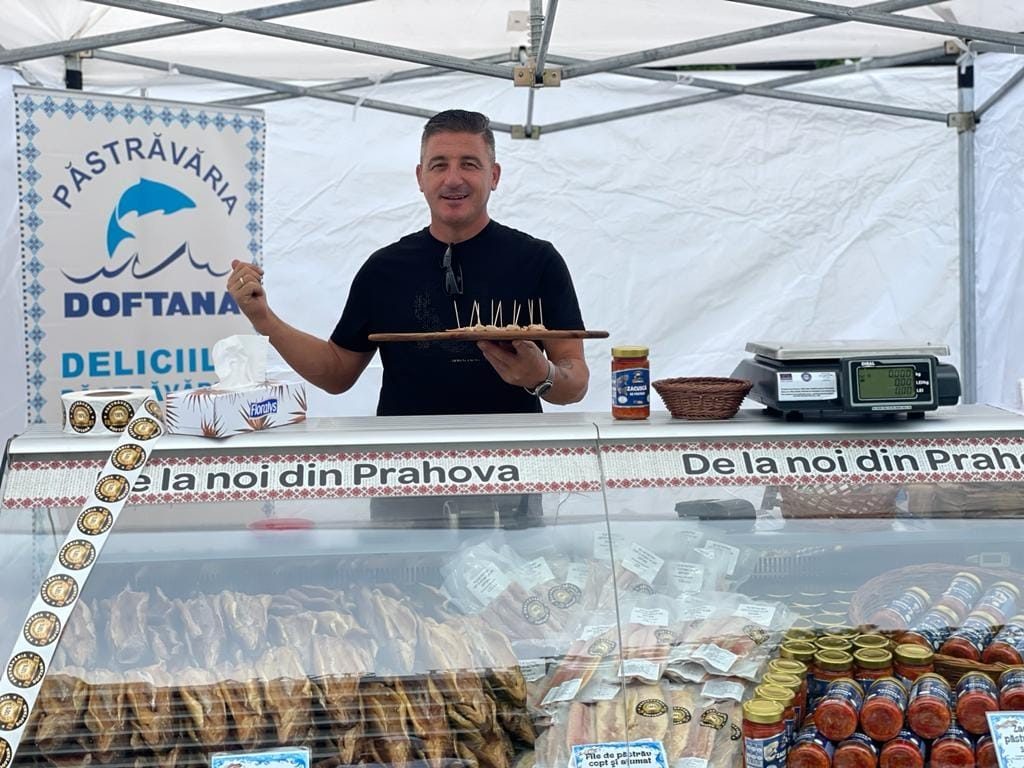A dormit pe stradă, sub cerul liber, pe malul Senei. Atunci a învățat tainele antreprenoriatului și, astăzi, a creat raiul bunătăților din păstrăv pe Valea Doftanei. Vasile Lupu: „nu contează câți bani ai, e bine să-ți pui copiii la treabă, să simtă ce înseamnă banul muncit și valoarea pe care acesta o aduce”