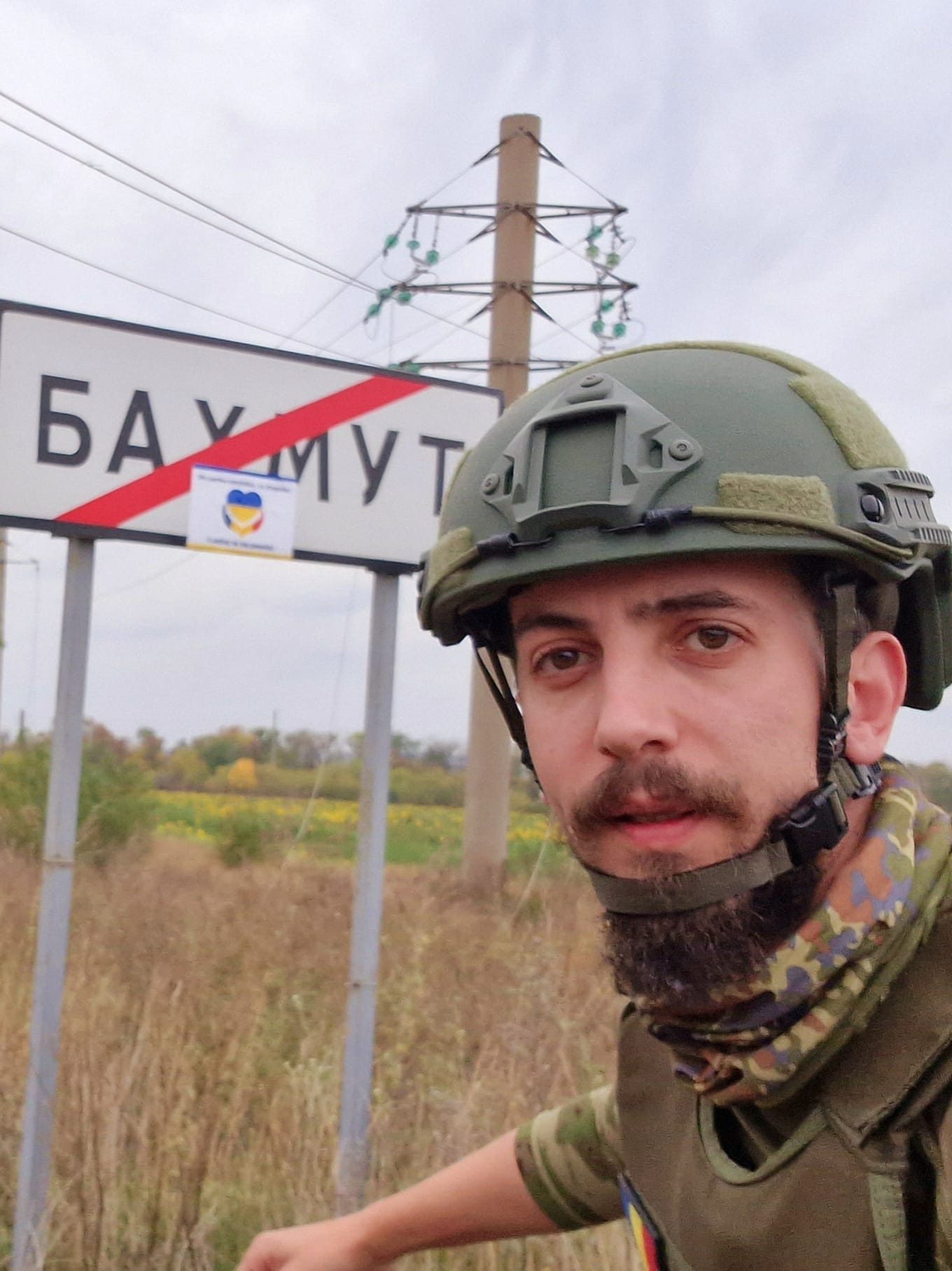 Povestea singurului român fără o funcţie publică decorat de preşedintele Volodimir Zelenski. Radu Hossu: „Am trăit momente de intensitate maximă, am fost bombardaţi zi și noapte.”