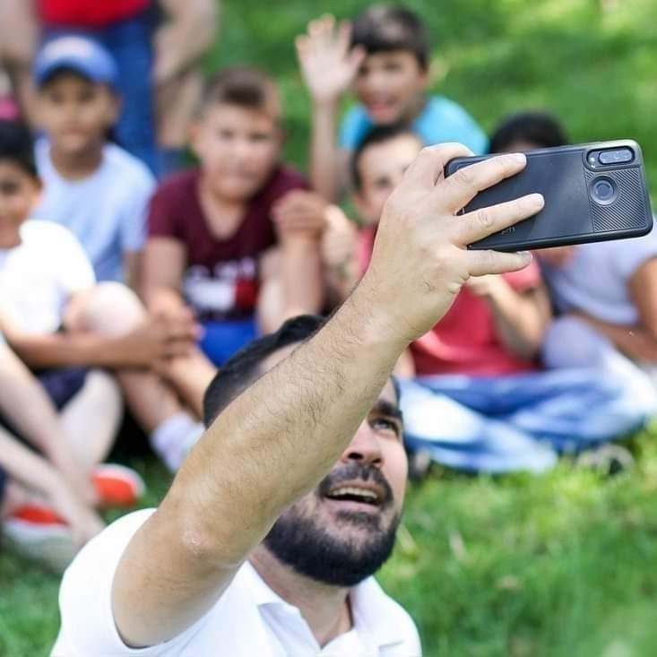 Omul care a lăsat Bucureștiul pentru a fi învățător necalificat la o școală de la țară, unde e fericit că are apă curentă și duș în casă. Cum a reușit Adrian Secal să scadă riscul de abandon școlar, deschizând un afterscool într-un autobuz casat al primăriei, pentru elevii vulnerabili