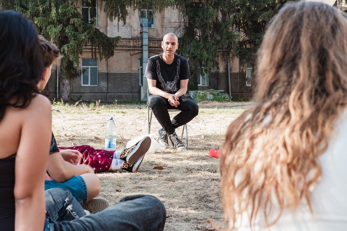 Dansul anarhiei și ruptura de convenții: povestea lui Alin Uberti în lumea artistică și arta de a fi un adolescent care deschide ușile creativității