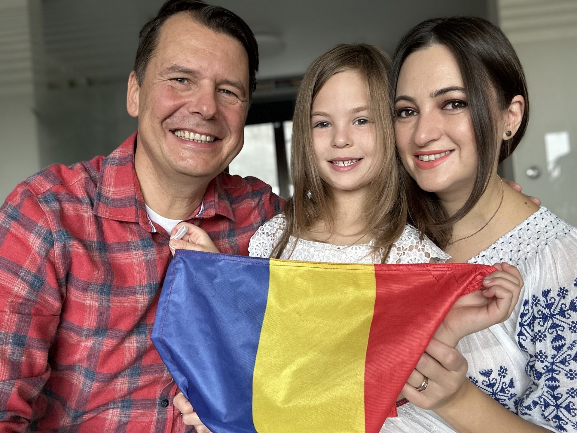Cum îți poate schimba viața un zbor cu avionul? Povestea de dragoste dintre un pilot și o jurnalistă. Mădălina Dobrovolschi, fost purtător de cuvânt al Președintelui Klaus Iohannis: „Pentru mine, maternitatea reprezintă cea mai importantă lecție de viață, pentru că m-a schimbat total. Sunt alt om”