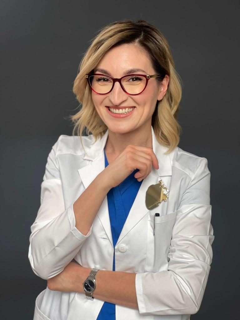 „Dacă vrei să-l faci pe Dumnezeu să râdă, spune-i planurile tale”. Silvia Preda, una dintre puținele femei chirurg cardiac din România, nu a vrut să mai dea examen de rezidențiat, știind că oricum va emigra. Cum a ajuns să nu-și mai dorească mirajul spitalelor din străinătate