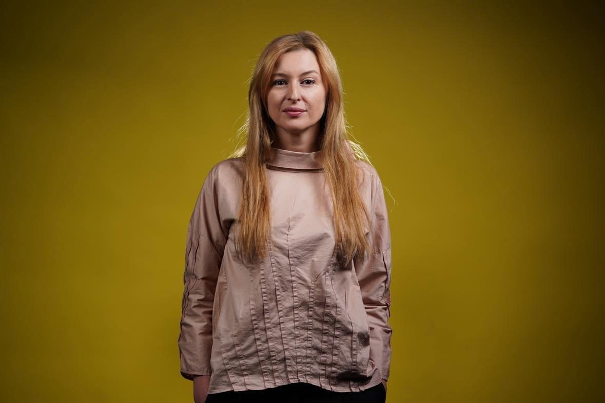 „Ar trebui ca fiecare dintre noi să creștem copiii altora. Sunt ferm convinsă că așa ar fi cel mai bine pentru toată lumea. Am face o treabă extraordinară. Tragedia e cu ai noștri” – Alexandra Rusu, scriitoare și editor