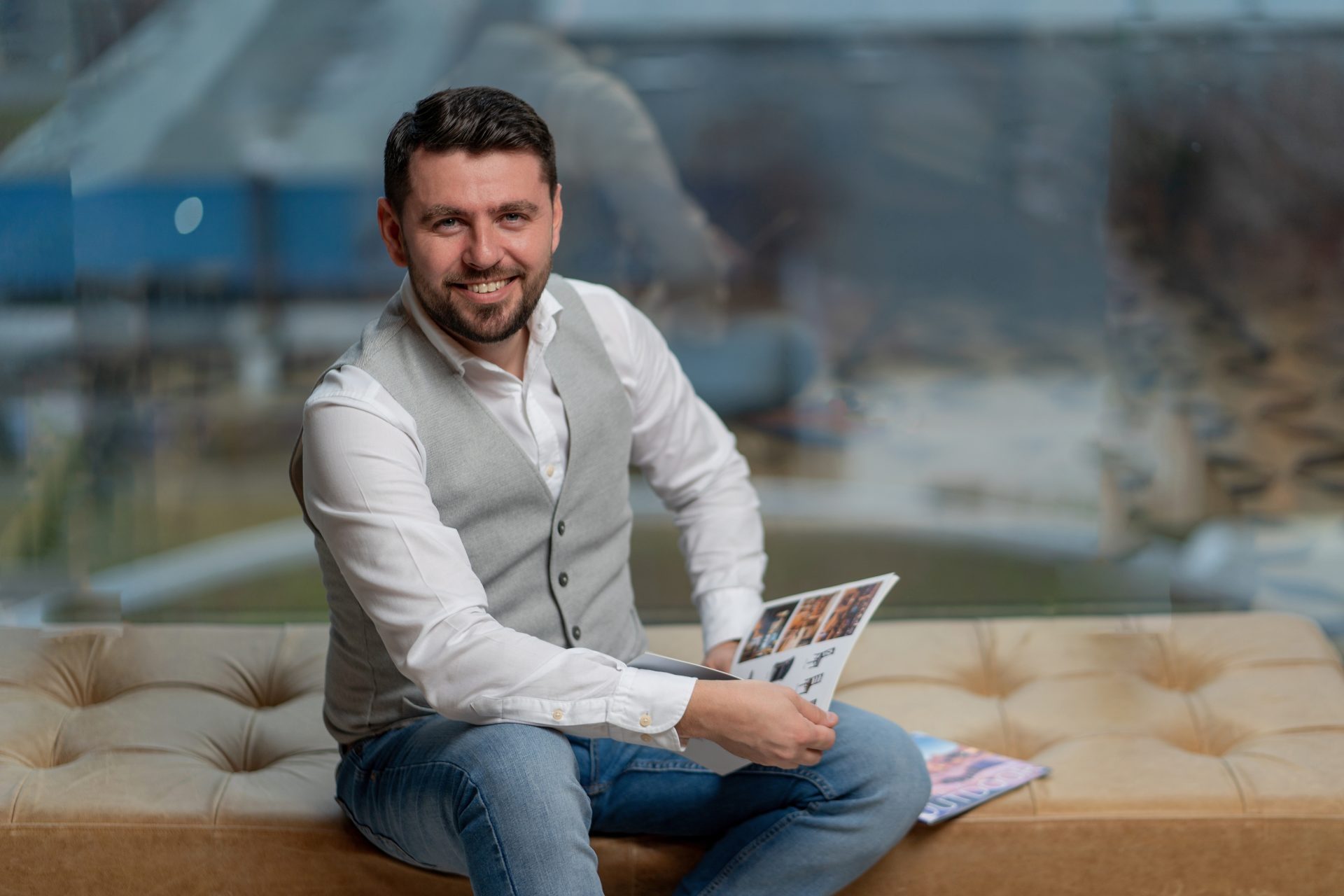 Secretele vieții de antreprenor: drumul lui Alin Trușcă de la atelierul de mobilă din facultate, la primul magazin online de mobilă din România, la faliment și apoi pe drumul succesului