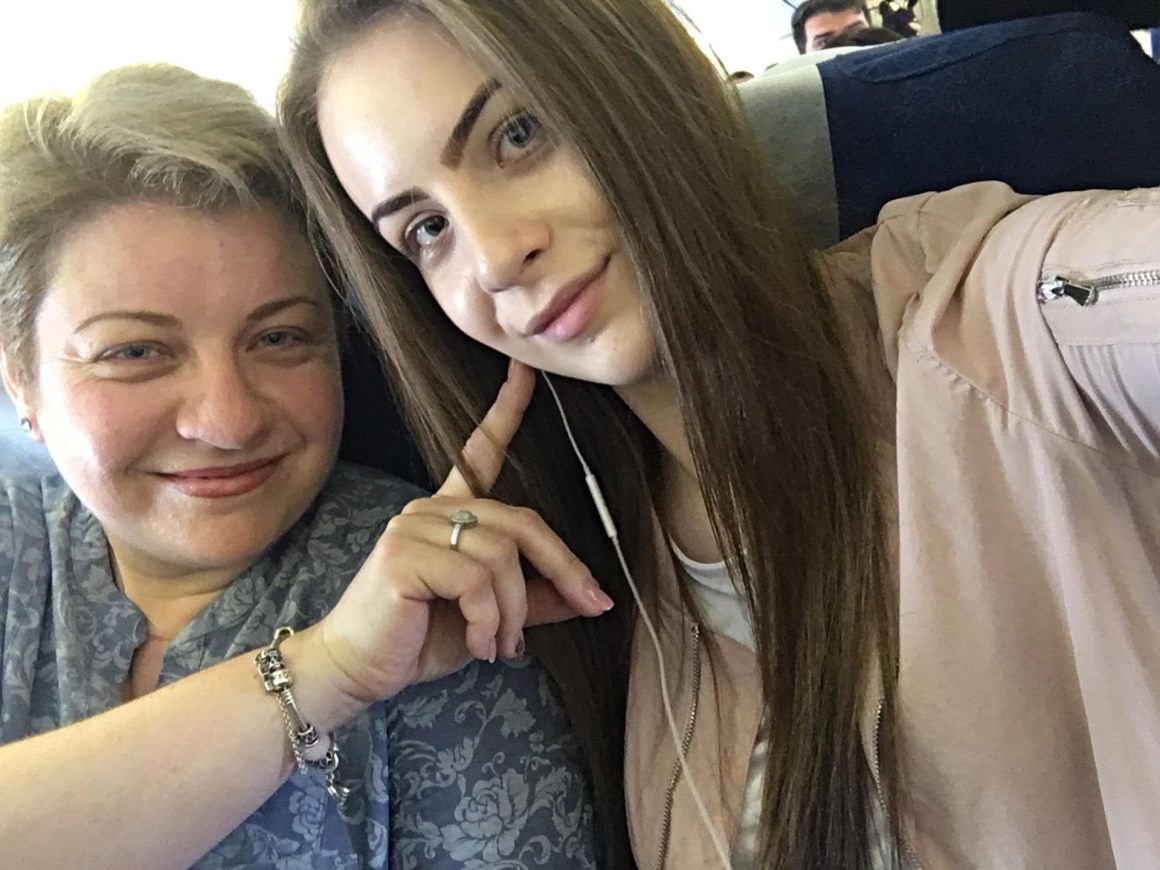 Andreea și mama ei în drum spre Franța