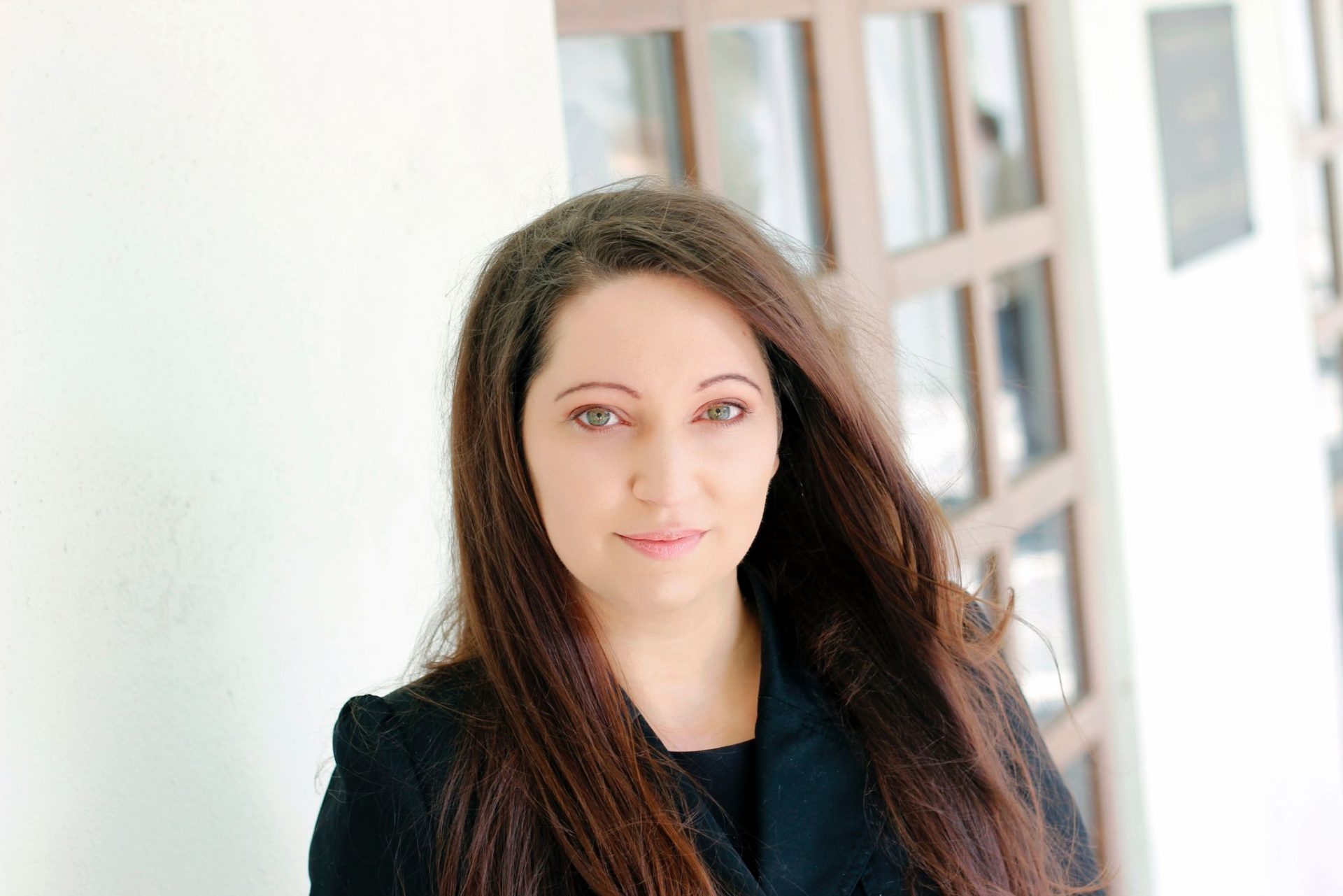 Tânăra plecată din Râmnicu Vâlcea să descopere lumea, azi profesoara de engleză a fotbaliștilor de la Barcelona. A plecat la facultate în Germania, dar Spania a cucerit-o. Cum a ajuns Adriana Ceaușu să predea corporatiștilor din întreaga lume
