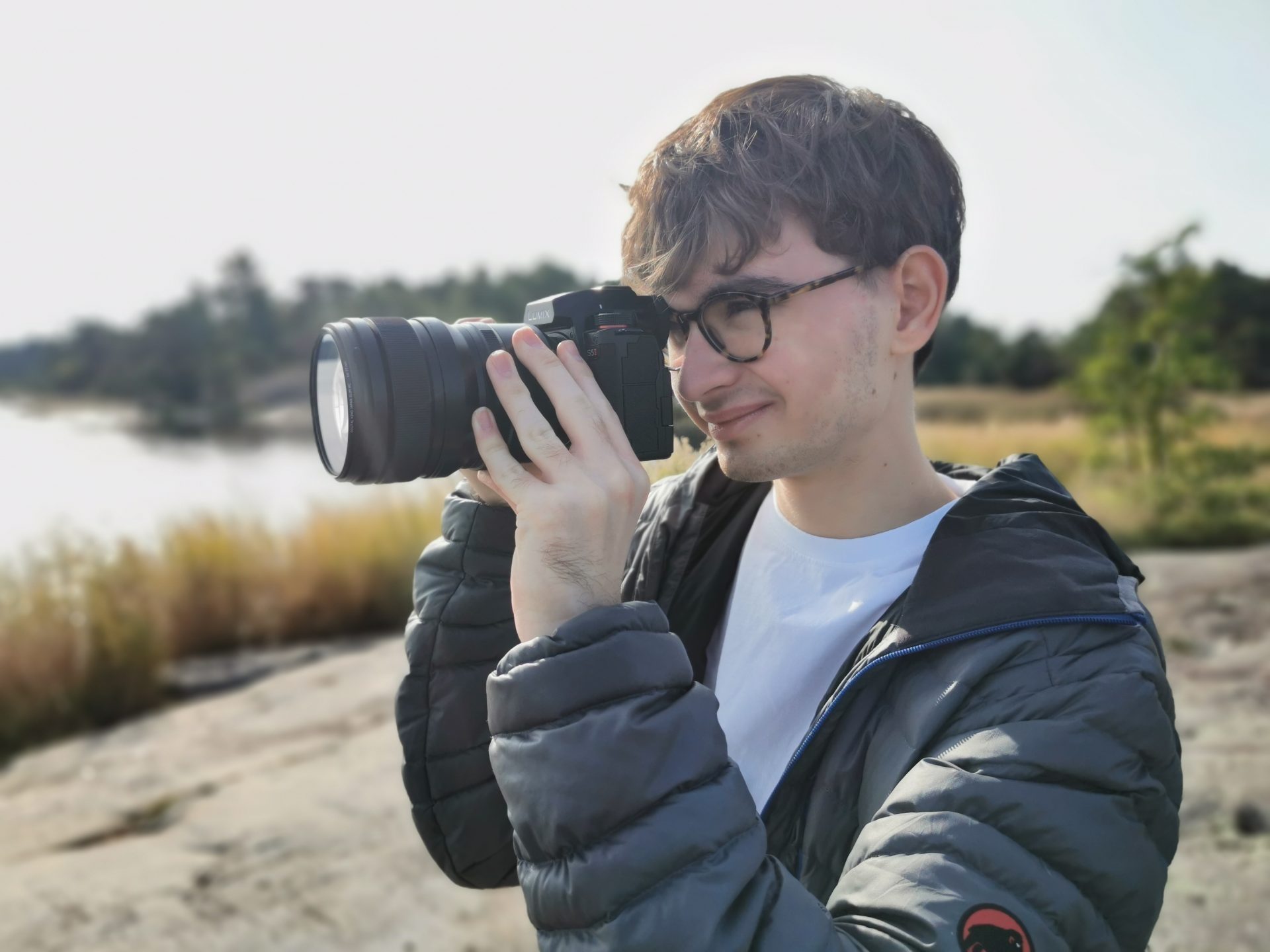 A fost diagnosticat cu autism la 2 ani, iar astăzi ne prezintă lumea copiilor speciali. Cum arată povestea lui David Stescu, tânărul  înarmat pentru viață cu o pasiune incredibilă pentru fotografie care ne arată, în Faces of Autism, multiplele fațete ale autismului