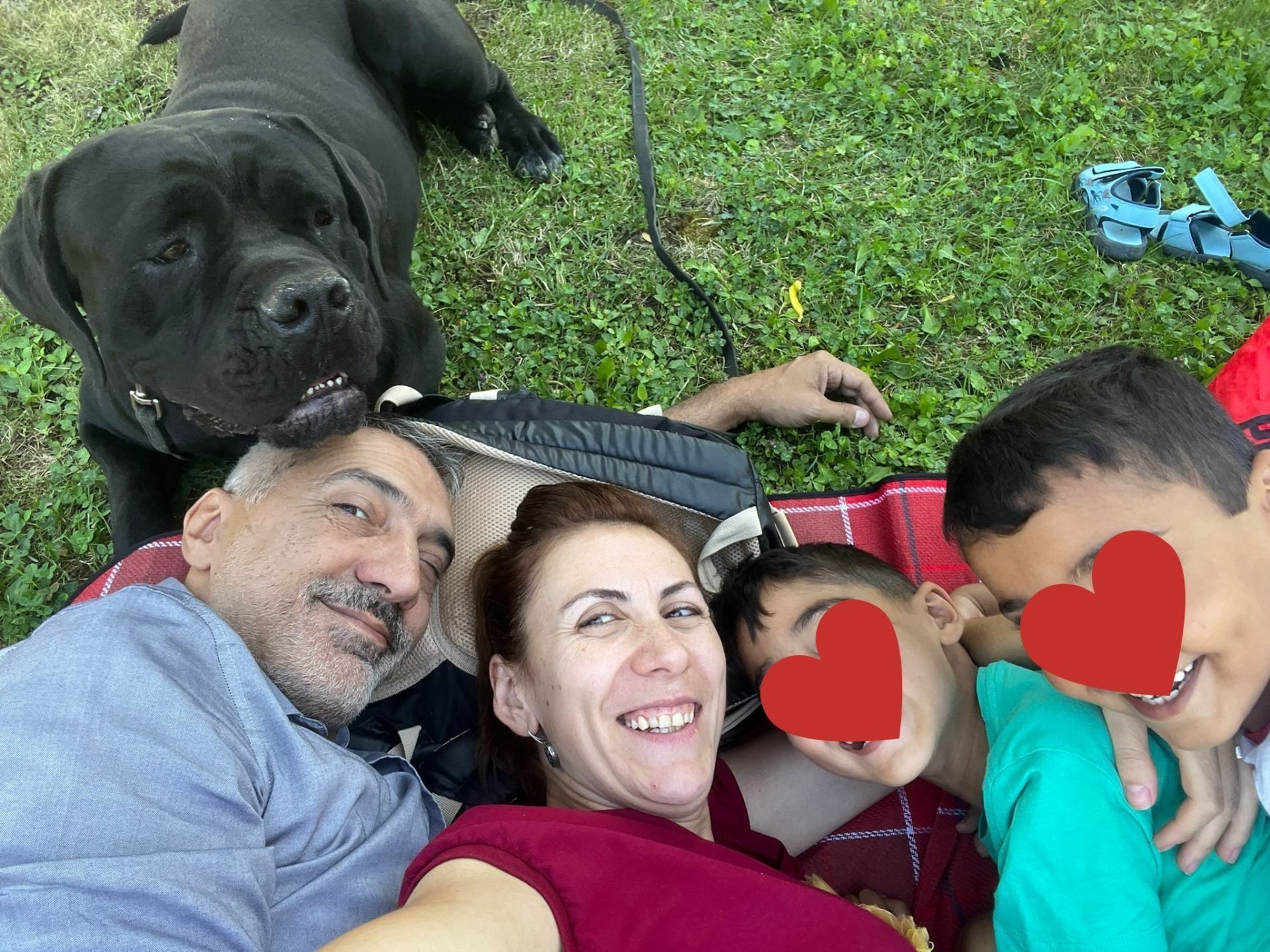 Elena era în vacanță la Roma, orașul natal al lui Eugenio. După 2 ani de relație cu multe întâlniri prin orașe din Europa, aleg să facă marele pas, iar el se mută în România. Astăzi, au o casă, un câine mare și doi copii adoptați. Cum au ajuns Luca și Riccardo în viața lor