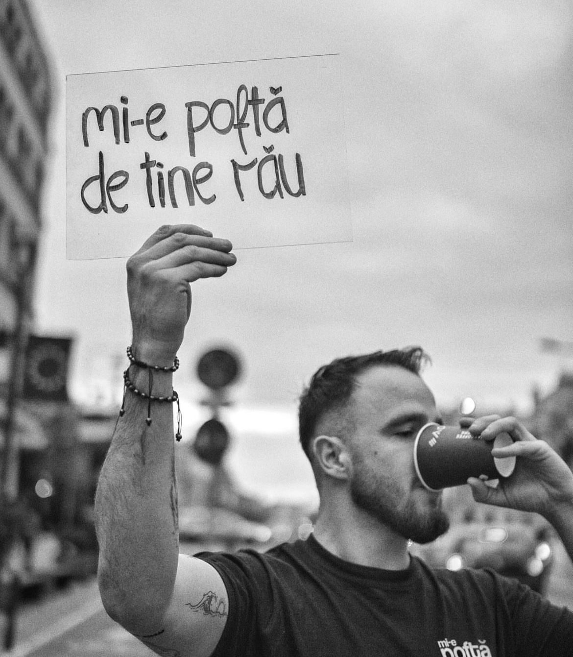 Cine e băiatul cu cafea de pe Instagram care și-a format o comunitate de 65 de mii de urmăritori postând mesaje pozitive. Dumi Mocan: „Pune suflet în tot ceea ce faci”