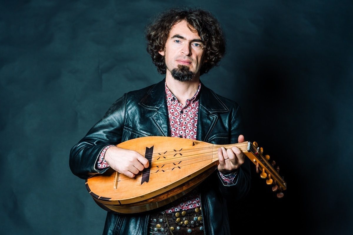 Viața unui artist care trăiește în strânsă legătură cu folclorul și cultura țărănească și călătoria sa muzicală de la Phoenix la cobzele țărănești. Sașa-Liviu Stoianovici: „Am întâlnit oameni care, după 15 ani de Spania, au revenit în satele lor, şi-au construit case moderne, dar s-au dedicat muzicii, dansului, tradiţiilor”