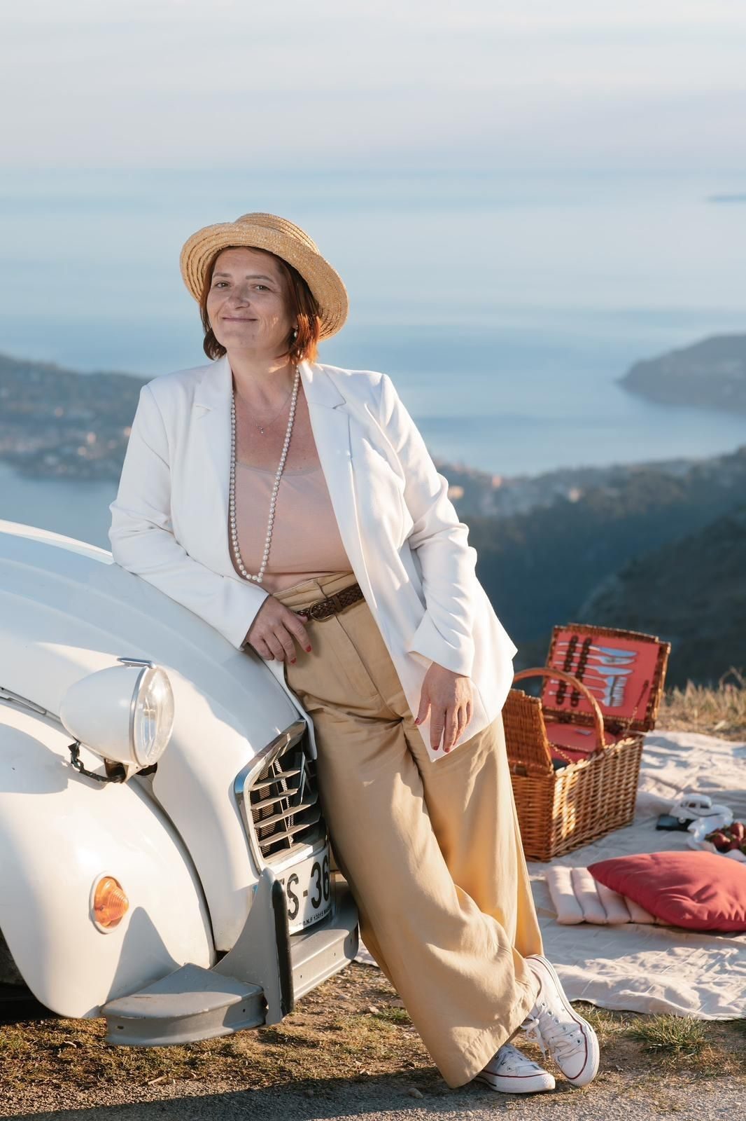 A locuit 16 ani în Irlanda, a avut probleme de obezitate și s-a luptat cu toate greutățile unei mame singure cu doi copii poligloți. Cine este Elena Maximiuc, românca mutată pe Coasta de Azur ce organizează picnicuri pentru staruri