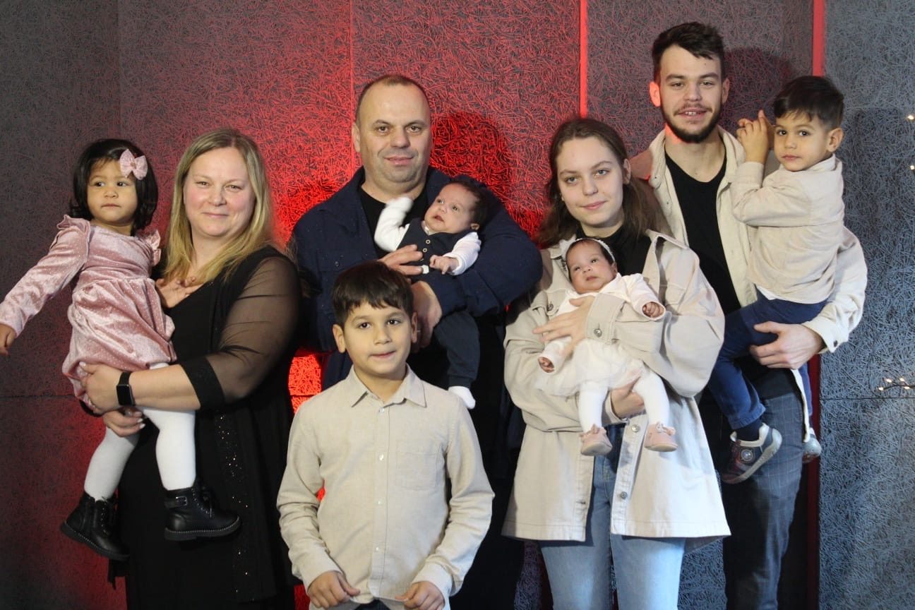 Cum este viața într-o casă cu 7 copii? Și cum ajunge o familie să adopte 5 frați? Naomi Opreanu, sora cea mare: „I-am iubit foarte mult de la început”
