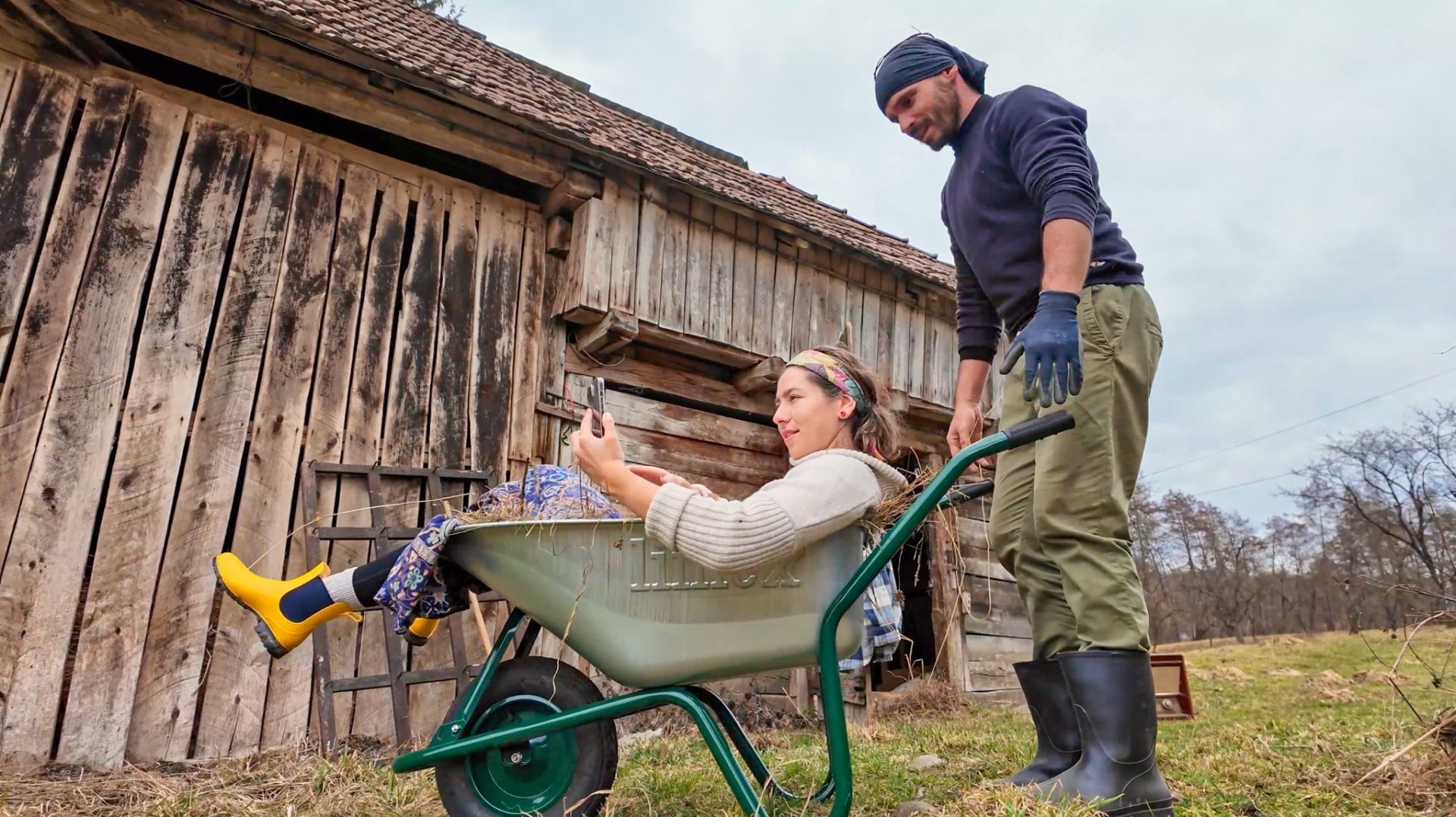 De la lupta cu obezitatea și viața cu autorulota în jurul lumii, la viața la țară, într-un loc uitat de lume și de timp. Cine sunt Dani și Daiana, tinerii care povestesc pe Youtube și pe Yump cele mai năstrușnice experiențe