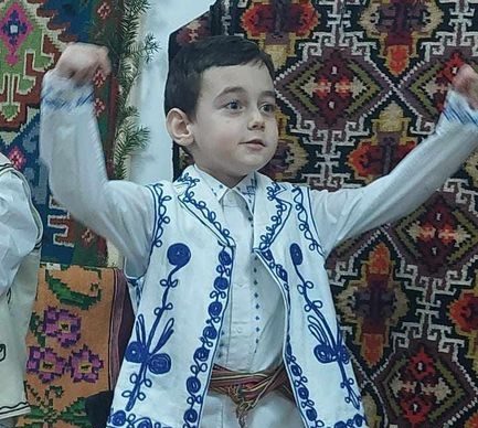 Cum adopți un copil cu întârzieri de dezvoltare? Și cum ajungi să schimbi radical viața unui micuț „avid de îmbrățișări”