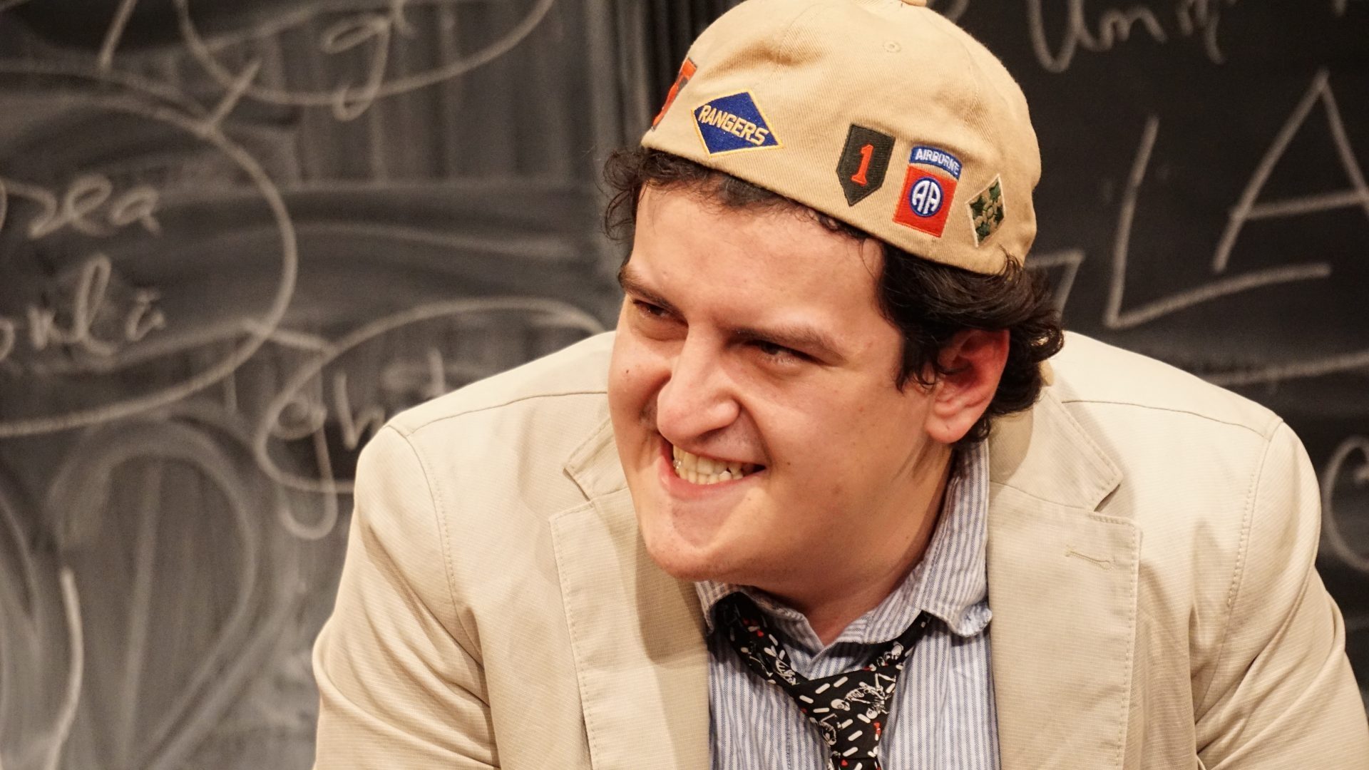 Actorul Vlad Pânzaru și politica, meciurile României, case din cutiile de țigări și „venisem la admitere cu gândul că sunt cel mai bun actor din România și am intrat ultimul”