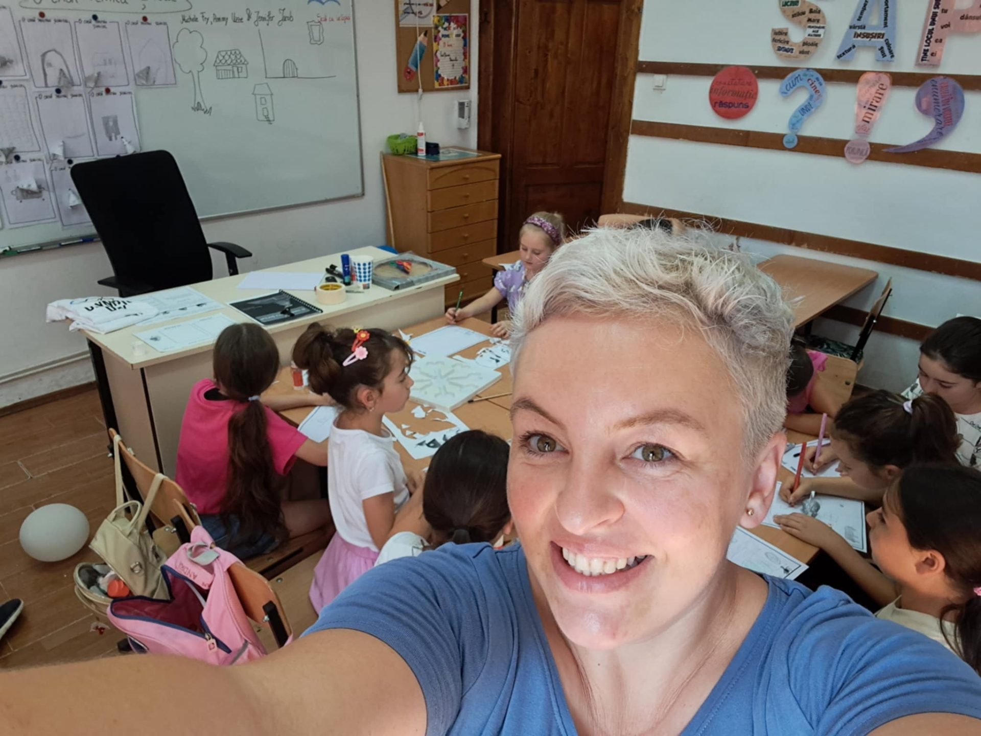 A organizat o bibliotecă în garajul de acasă: Ioana Hochia se visa polițistă, a ajuns învățătoare, iar acum este inspector