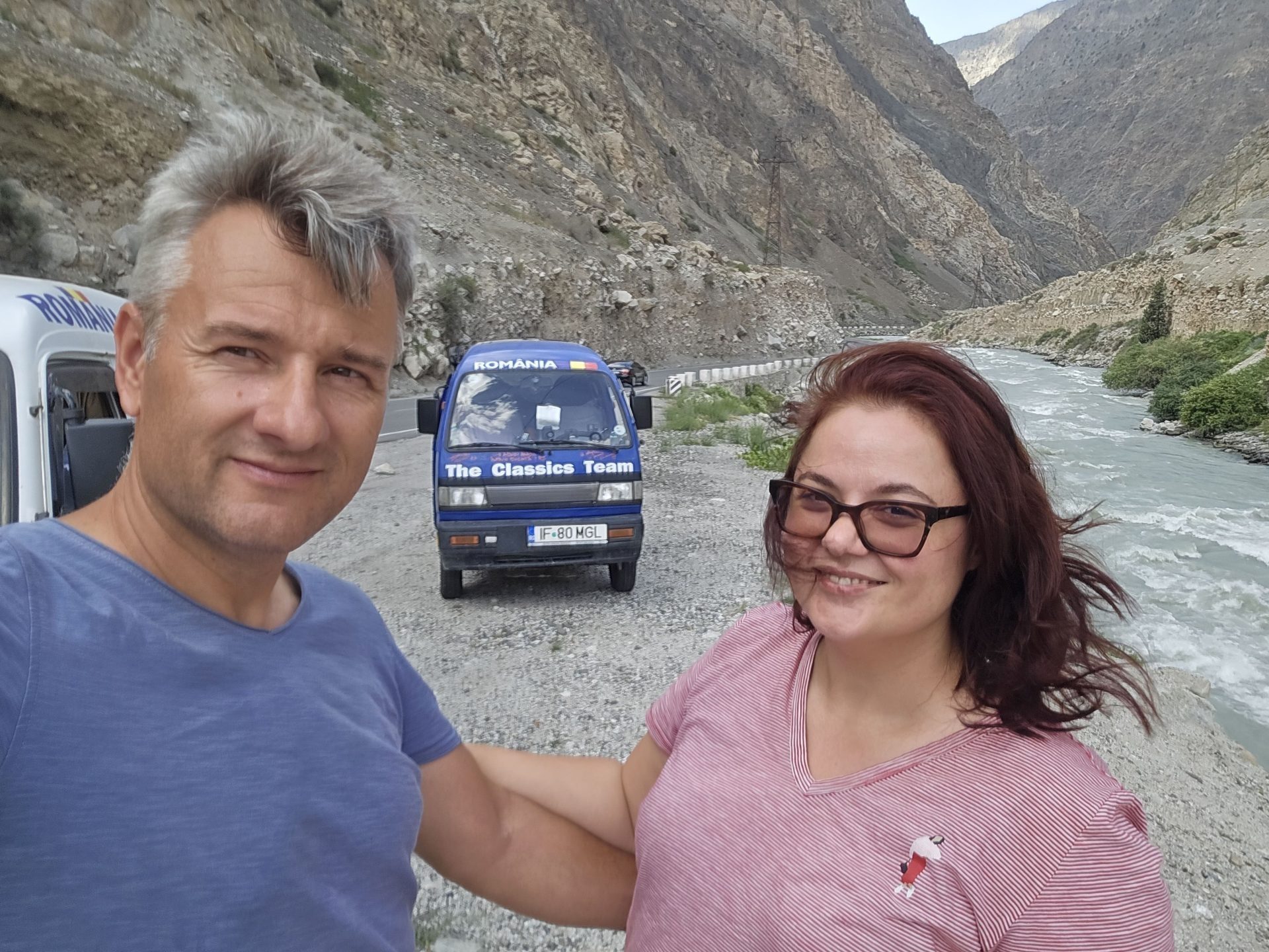 Aventura unor români pe Mongol Rally: „În Kazakhstan mi s-a rupt o basculă, în altă parte a intrat roata sub mașină. Nu știu pe unde s-a rupt un cablu de ambreiaj”