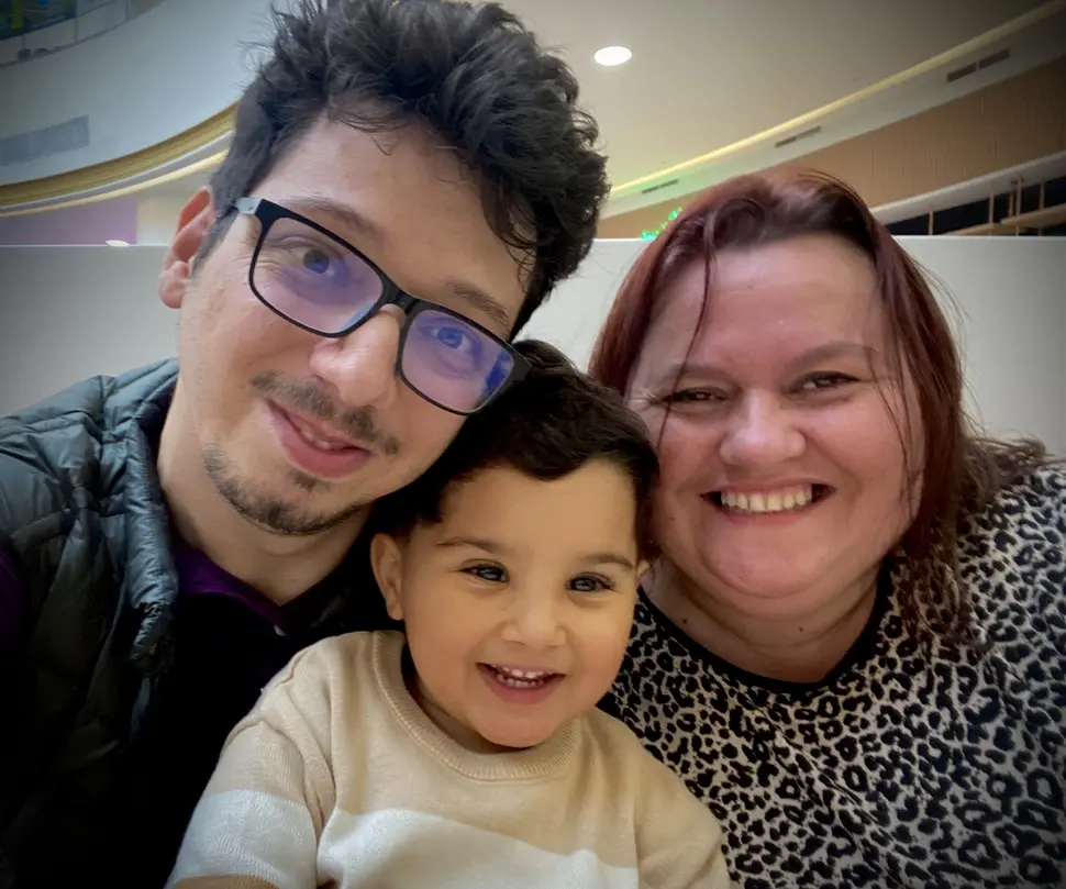 Marius Brăila a fost condamnat, în copilărie, la o viață petrecută în scaunul cu rotile, dar s-a metamorfozat. Iar astăzi, Nicu, copilul pe care l-a adoptat, are „mânuța de supererou”