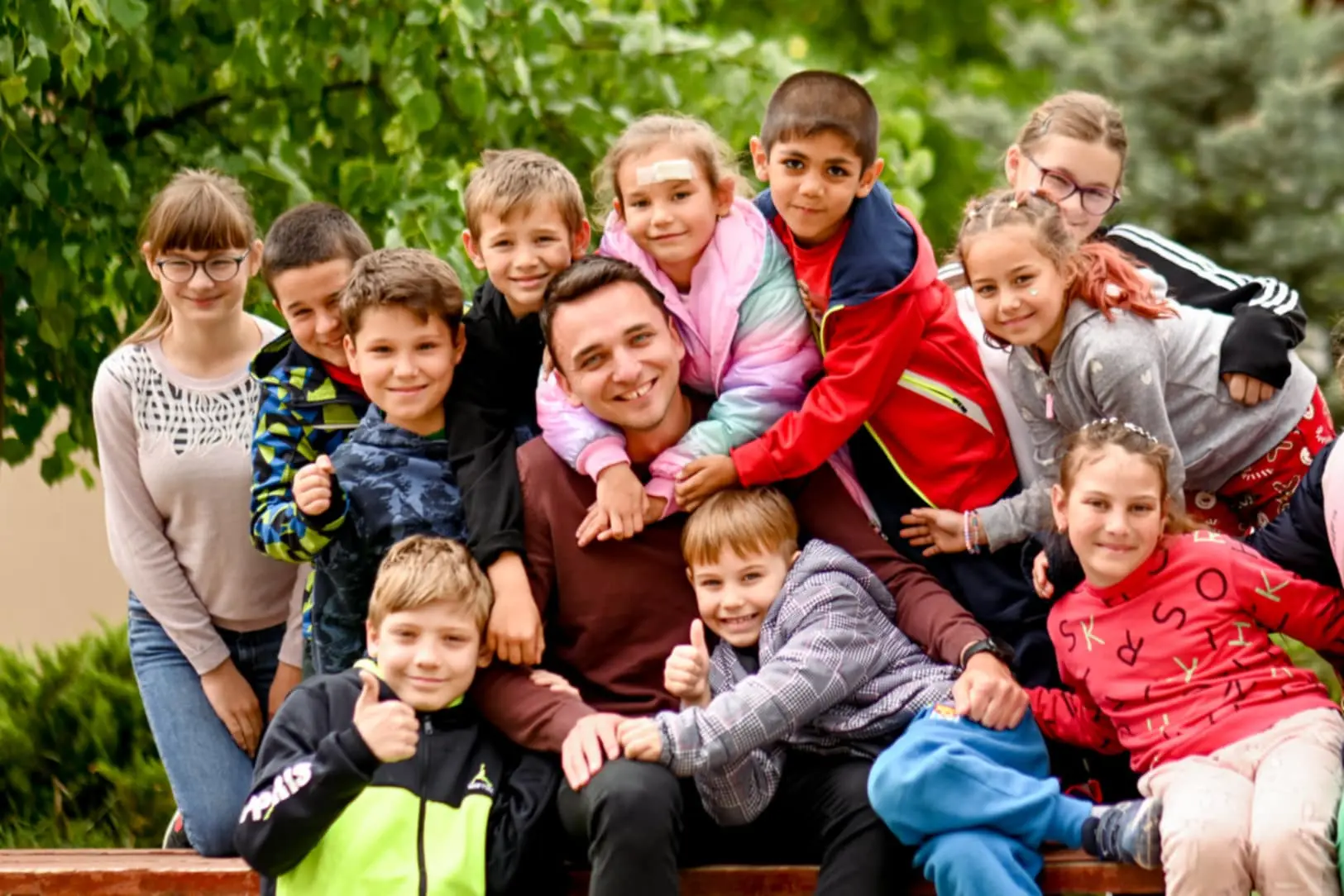 Împarte cancelaria cu soția, copilul îi este elev, iar foștii profesori îi sunt colegi. Sorin Hagiu, director de școală: „Fiecare copil este o poveste, iar tu, ca profesor, ai șansa să scrii un capitol important”