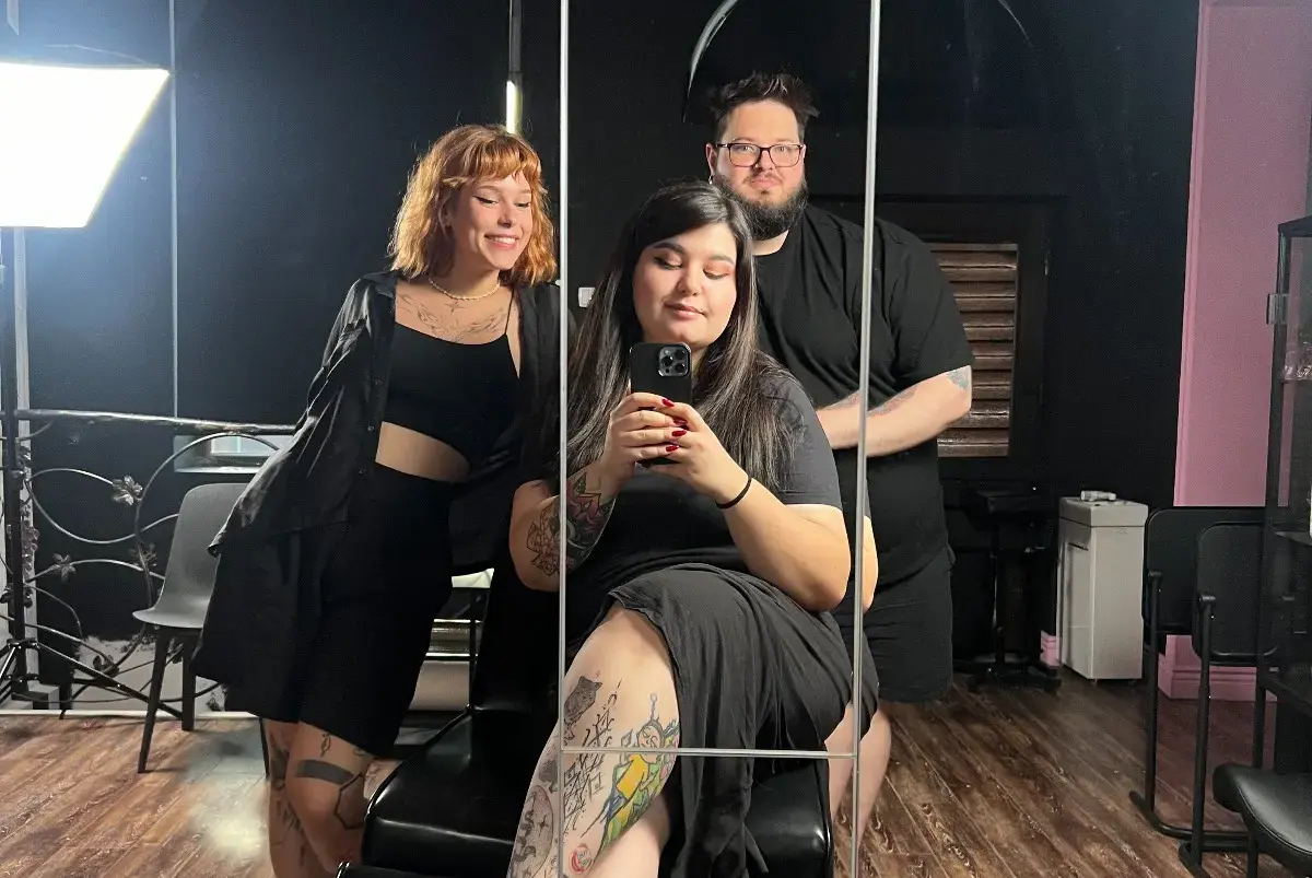 Când rasismul ucide sportul de performanță? Trei prieteni își dau mâna pentru același vis comun: arta tatuajelor la Hot Honey