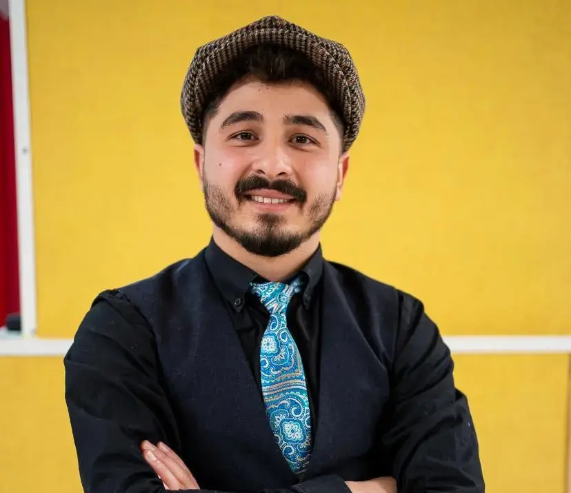 De la joaca pe ulițele satului Moimești la viața pe scenele marilor teatre. Florin Gorgos: „Ochii mei nu sunt triști, ci sunt ochii unui înțelept din viitor ce își dorește să mai echilibreze din zâmbetul de pe buze”