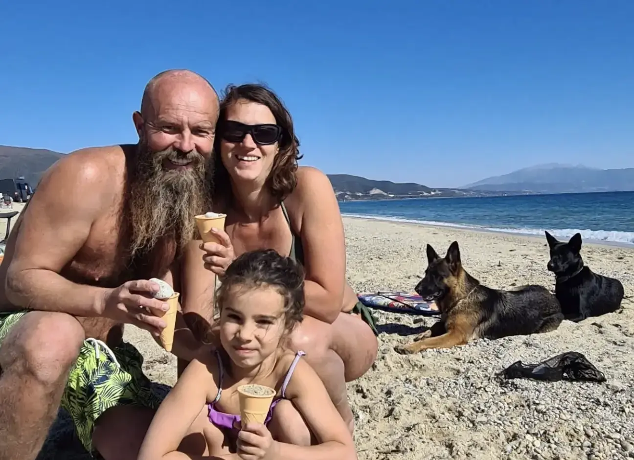 Overlanders, o viață de familie nomadă: cum trăiești într-o mașină de armată cu un copil și doi câini