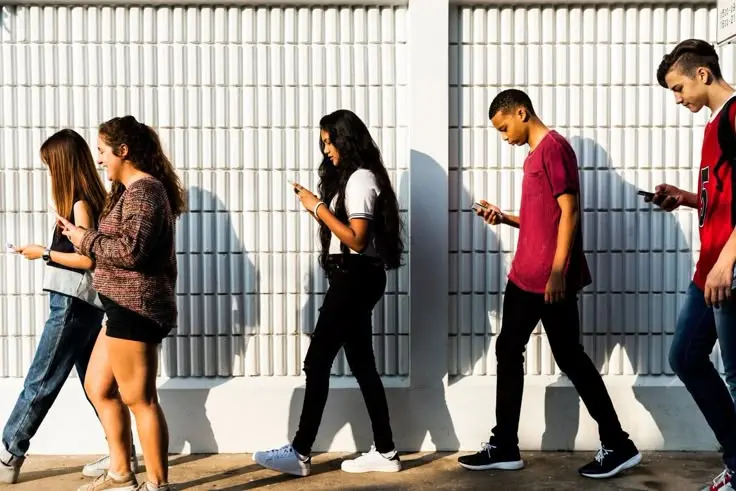 Ce trebuie să știm despre sănătatea mentală a adolescenților în era digitală