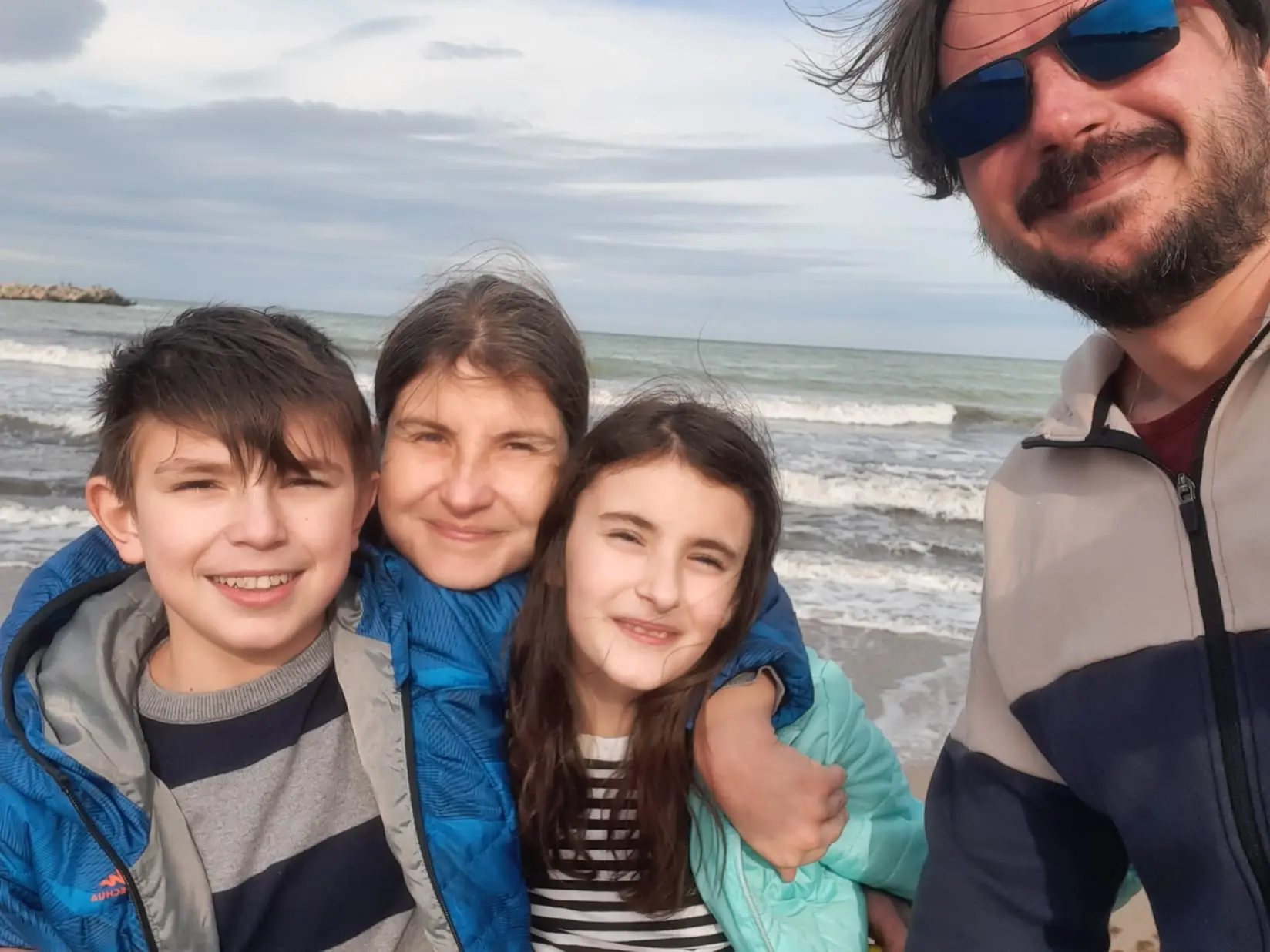 Cum trăiesc doi părinți după ce au simțit că și-au găsit copiii: povestea fericită a doi frați salvați de pe lista de greu adoptabili