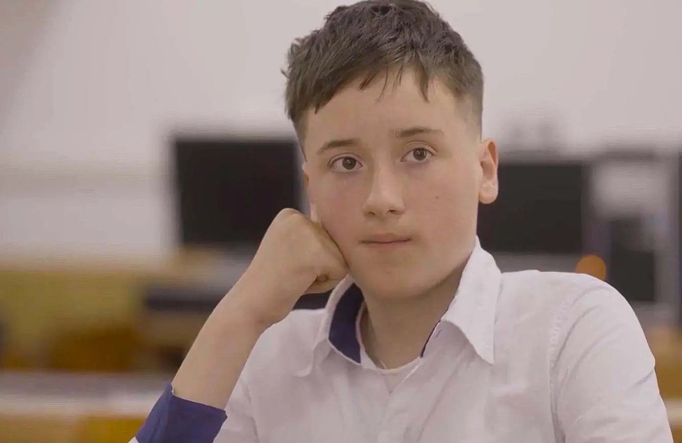 Un laptop, o conexiune la internet și o comunitate care a spus DA. Așa a început viitorul lui Cristian, băiatul pe care Narada l-a învățat să creadă că merită