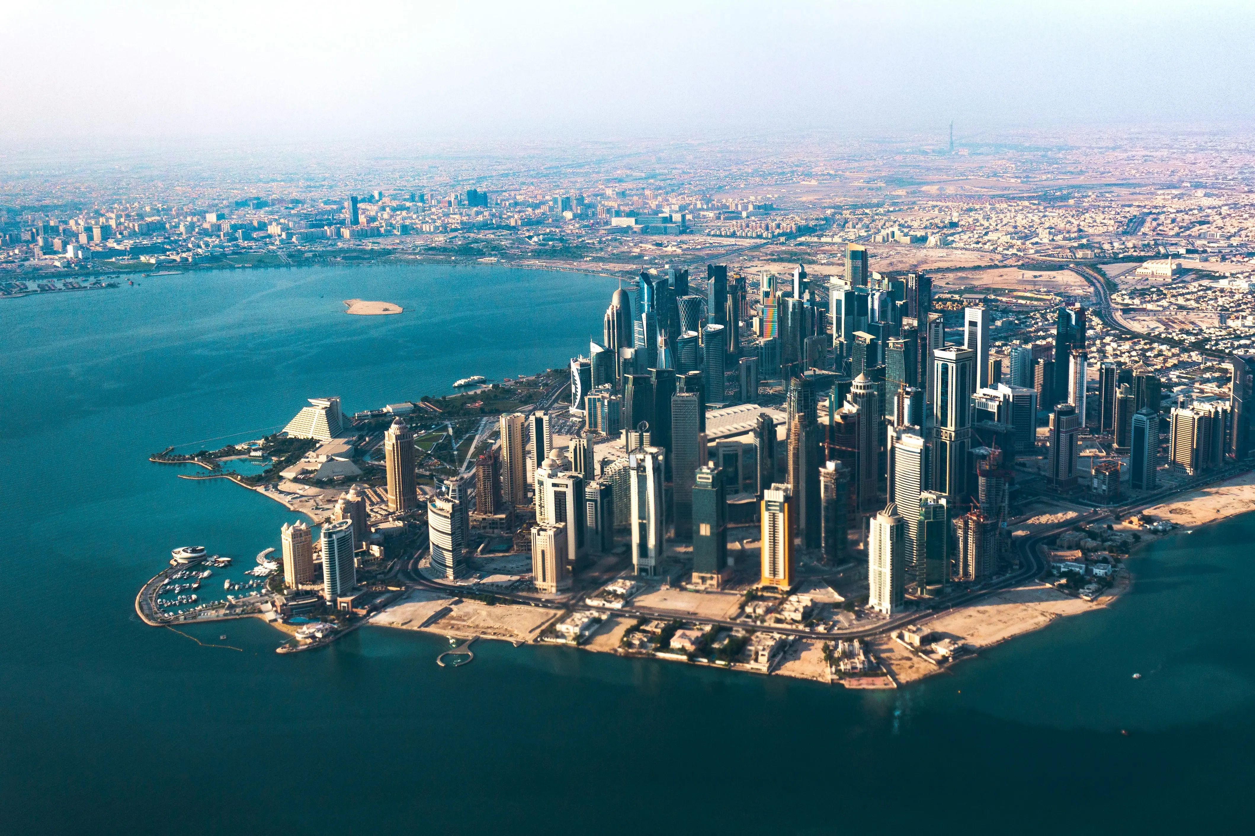 Adevărul despre viața în Qatar ca muncitor străin – reguli stricte și libertăți limitate