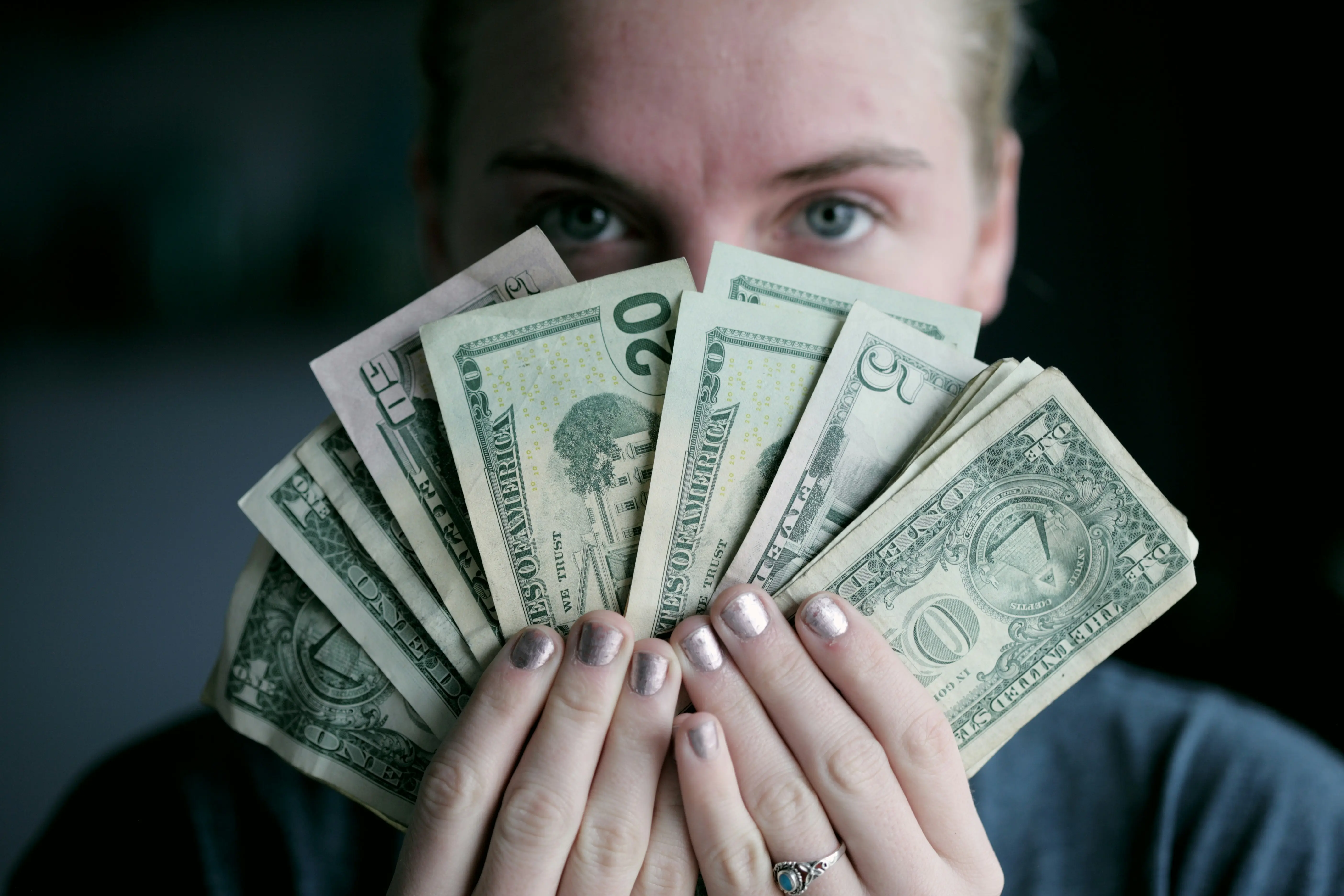 10 curiozități despre bani – de la originea cardului bancar la criptomonede