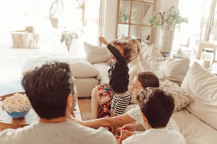 10 jocuri de familie pentru seri fără ecrane