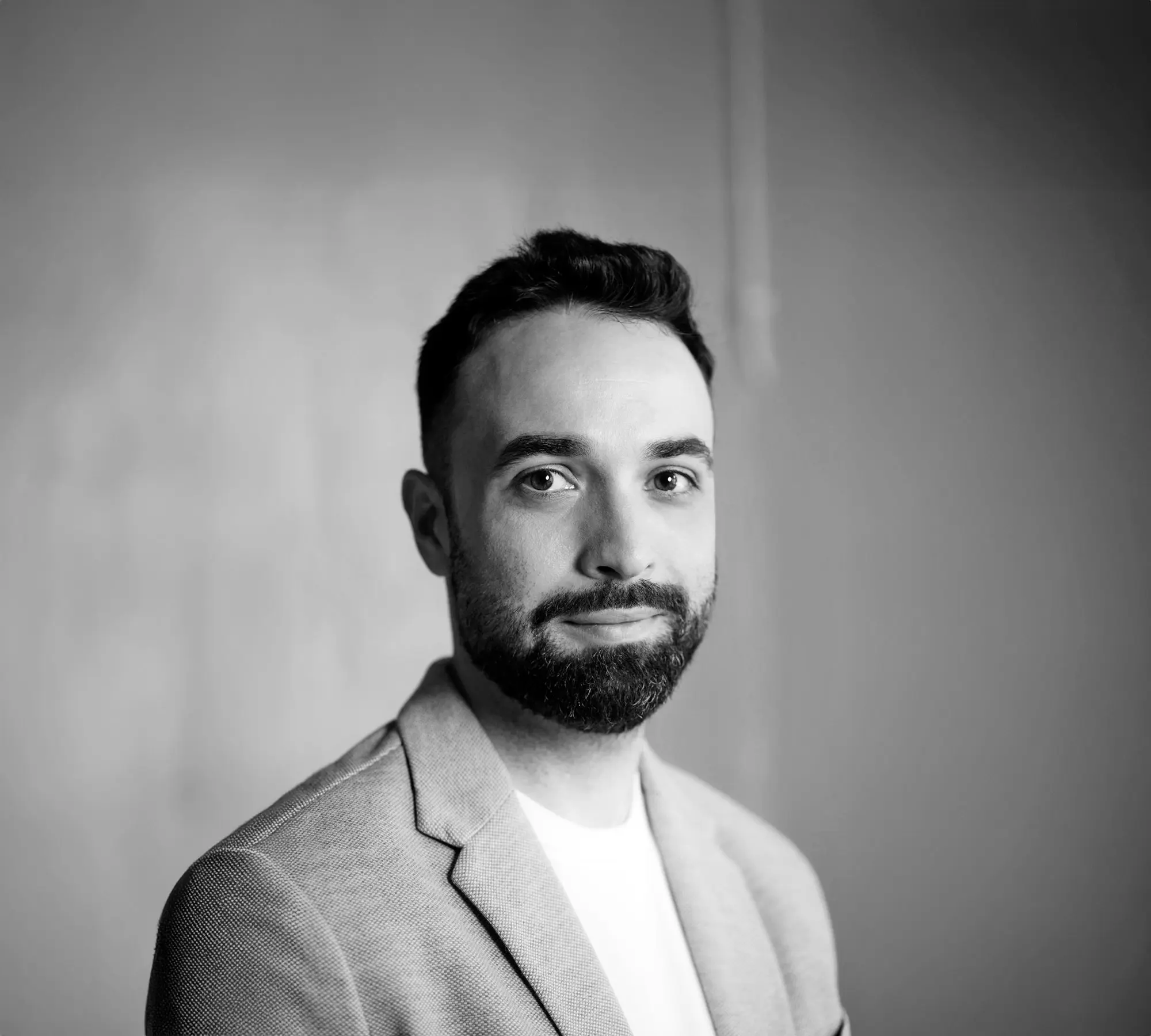 A plecat în Marea Britanie pentru a învăța la Oxford School of Drama, dar s-a întors acasă pentru că a simțit că are „treabă aici”. Cum arată viața lui Liviu Romanescu